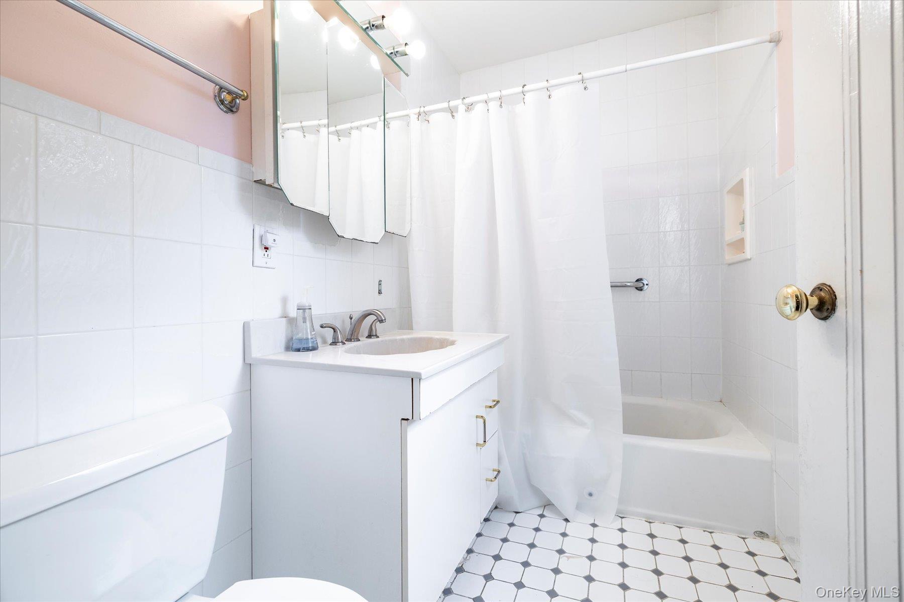 #19 photo, 25 Loel Court, Rockville Centre , NY 11570