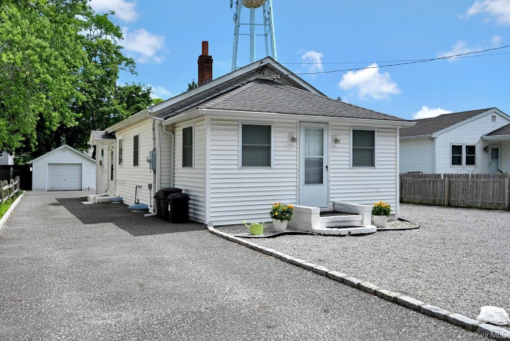 #4 photo, 1031 West Street, Riverhead , NY 11901