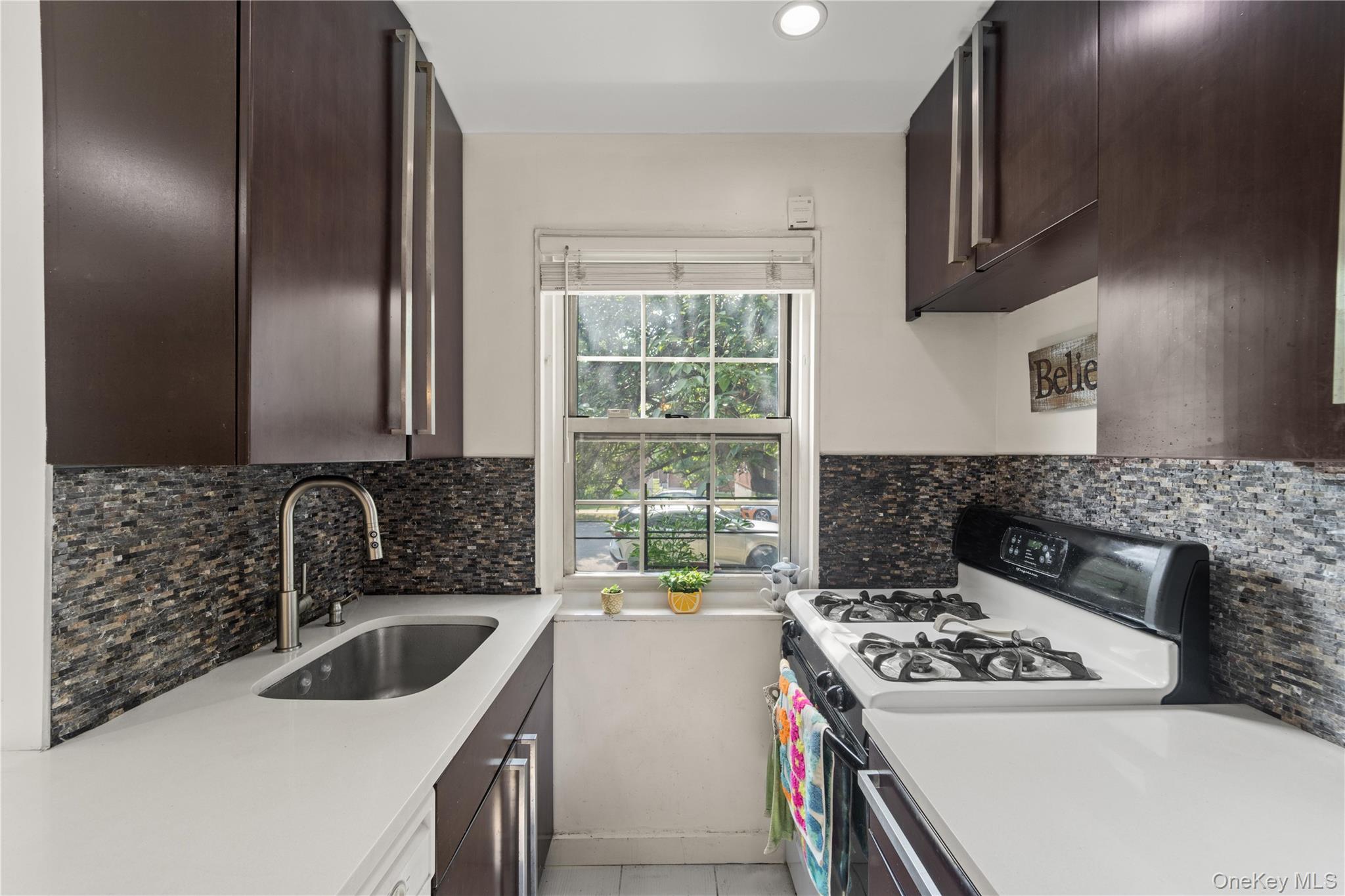 #10 photo, 69-09 215th Street, クイーンズ区 Bayside , NY 11364