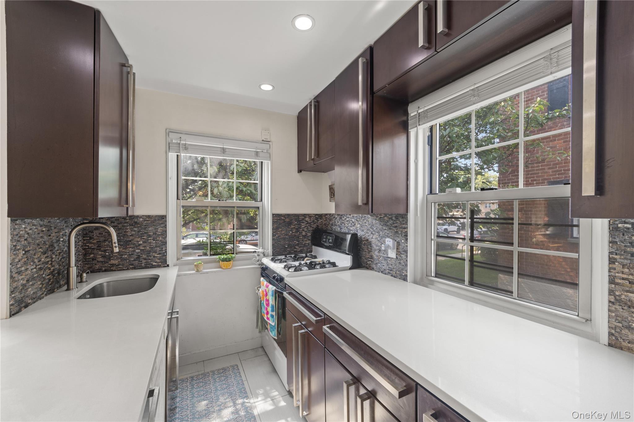 #11 photo, 69-09 215th Street, クイーンズ区 Bayside , NY 11364