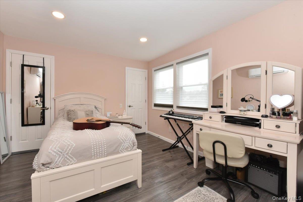 #20 photo, 3 Neptune Place, Massapequa , NY 11758