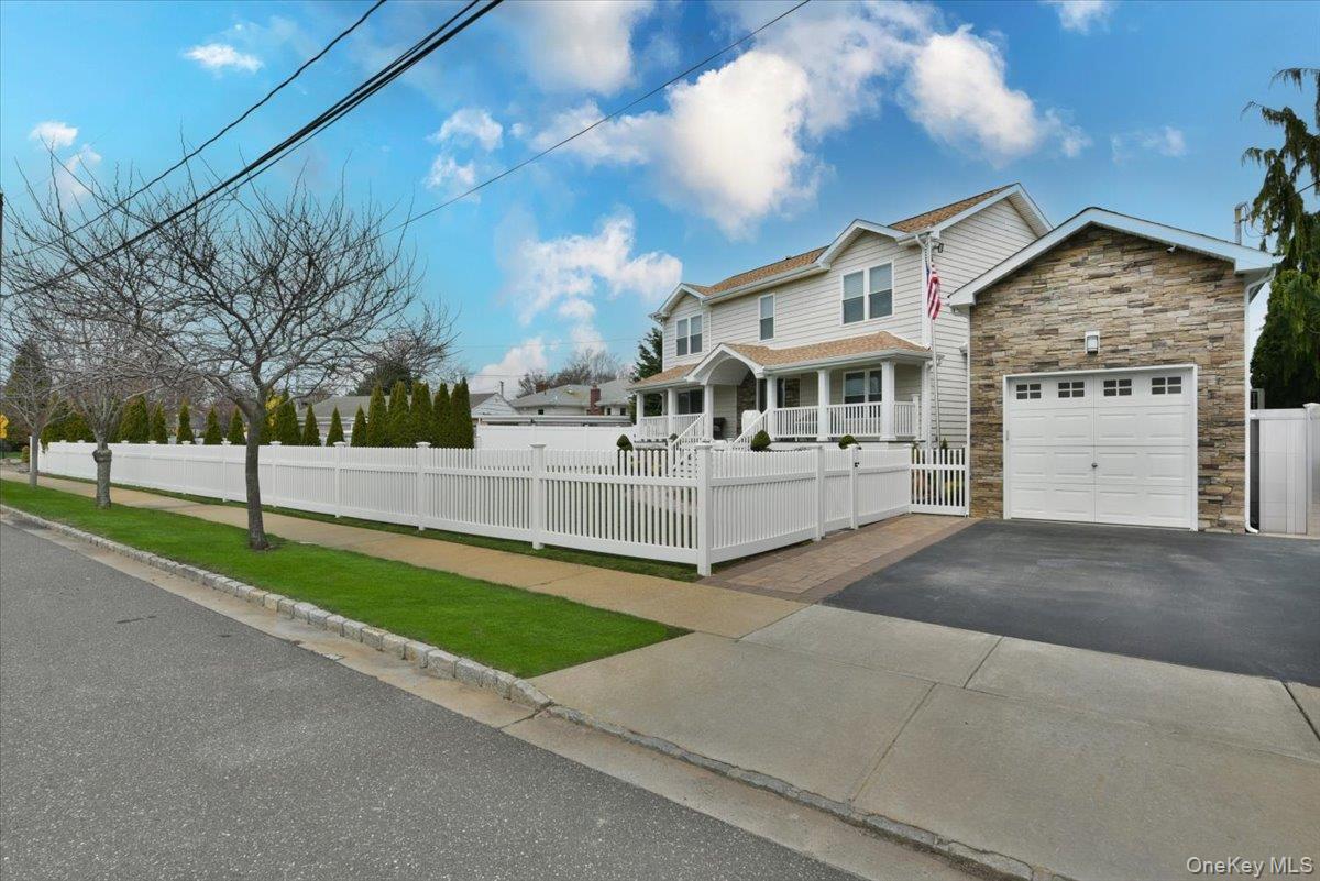 #3 photo, 3 Neptune Place, Massapequa , NY 11758