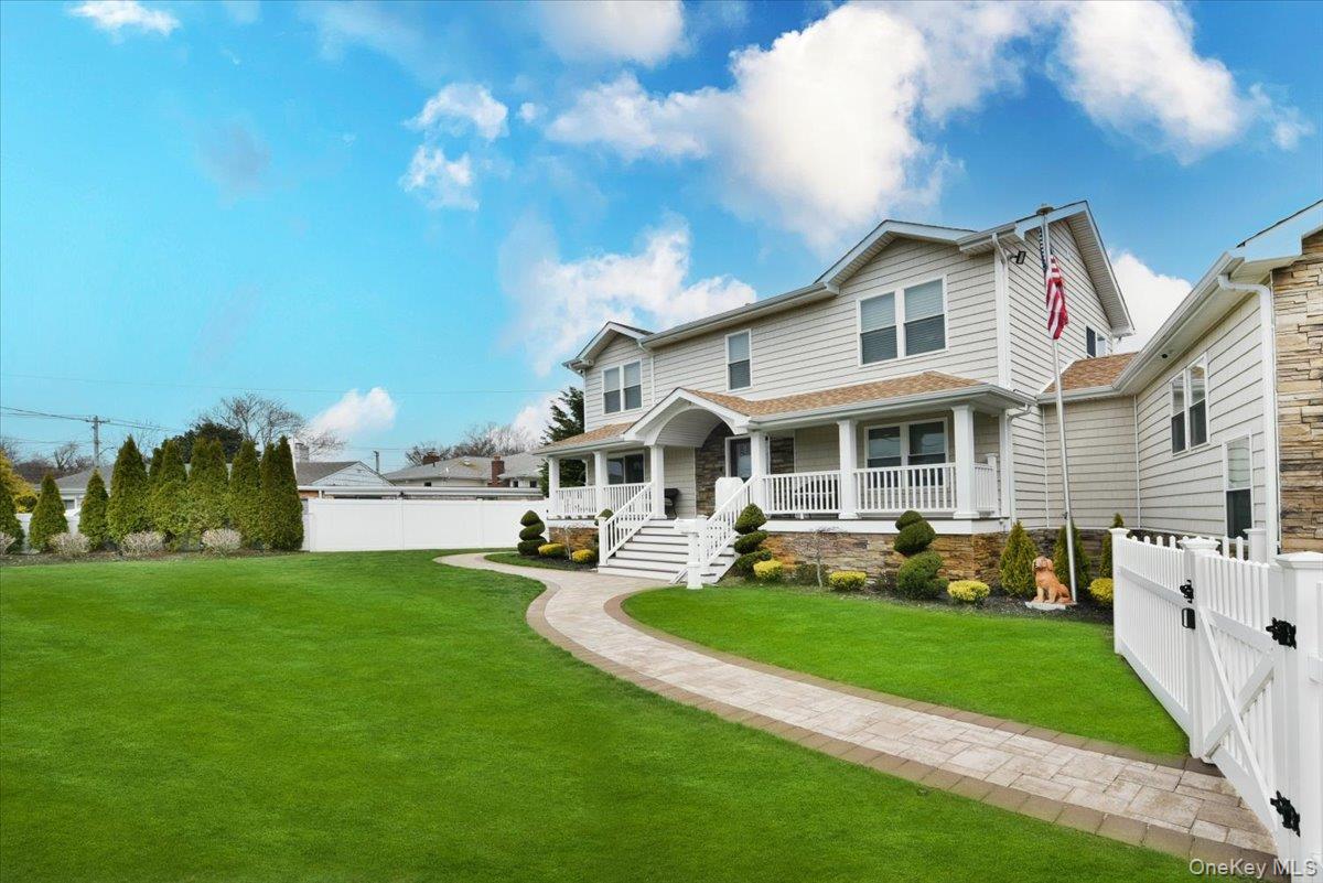 #4 photo, 3 Neptune Place, Massapequa , NY 11758