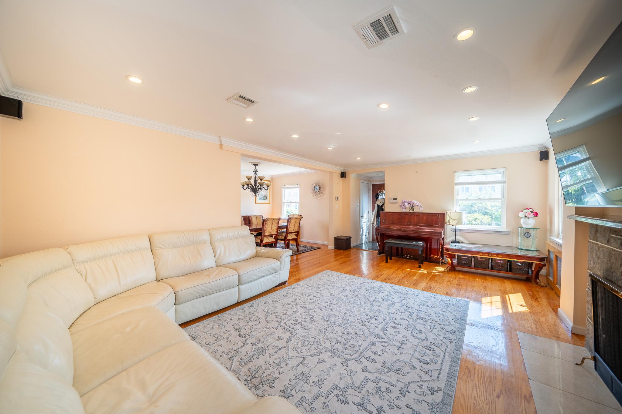 #3 photo, 75-22 186th Street, Fresh Meadows , NY 11366