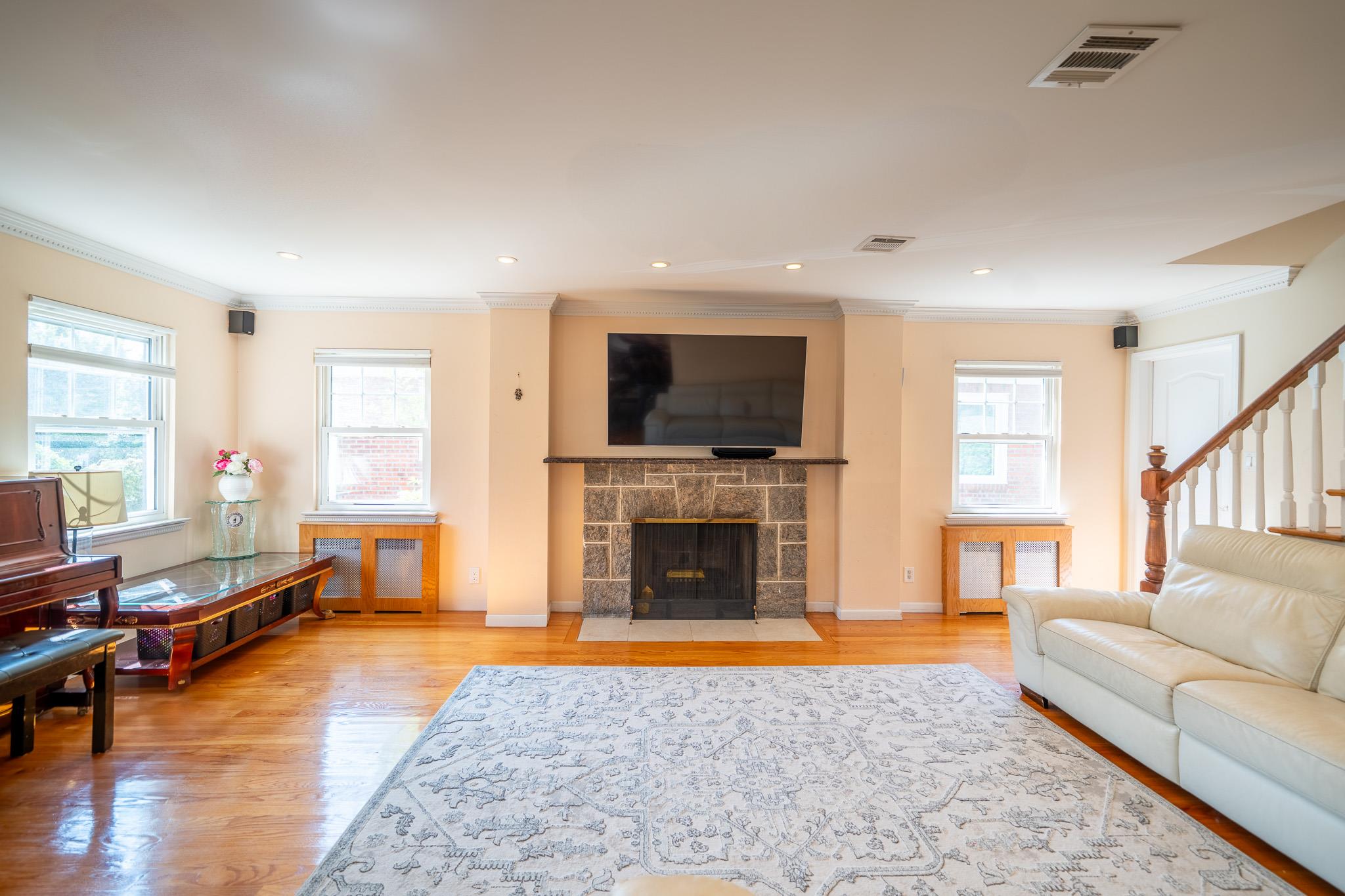 #4 photo, 75-22 186th Street, Fresh Meadows , NY 11366