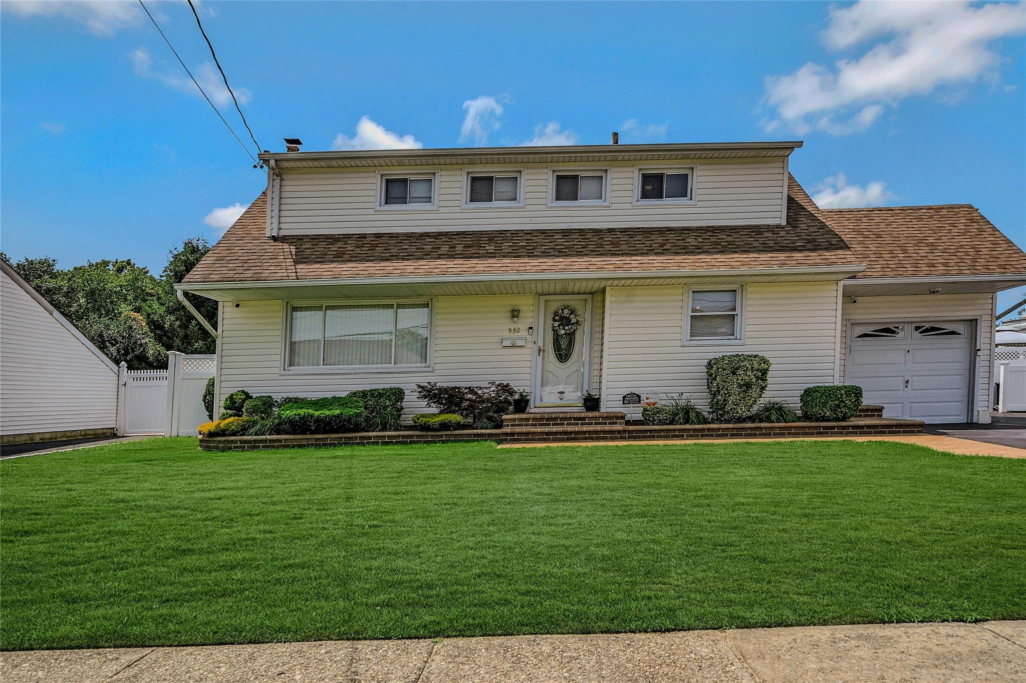 #1 photo, 532 Alwick Avenue, West Islip , NY 11795