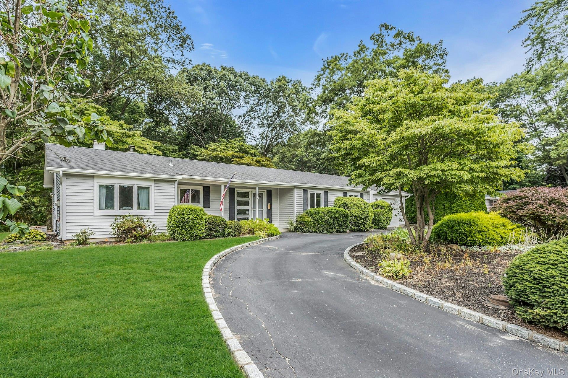 #1 photo, 24 Blackfoot Trail, सफ़ोक काउंटी Shoreham , NY 11786