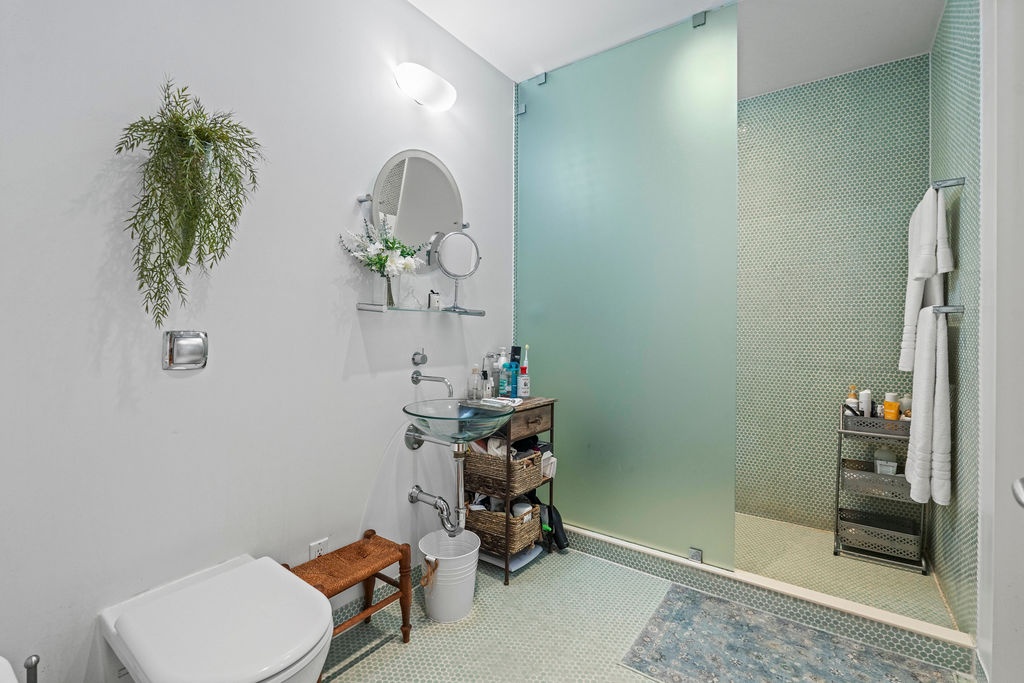 #20 photo, 335 W 38th Street, Clinton , NY 10018