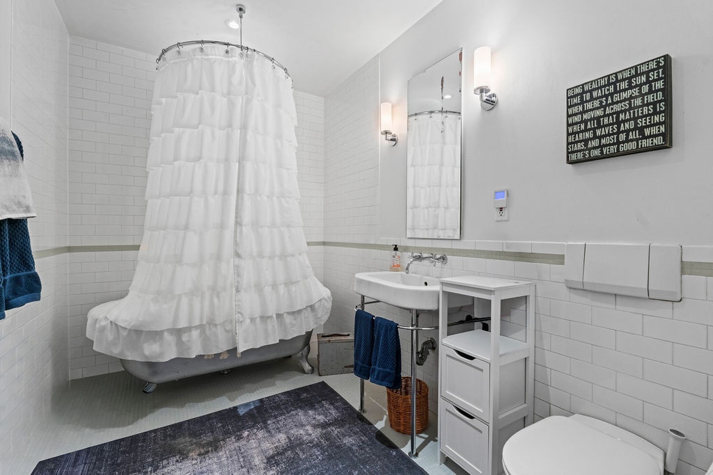 #21 photo, 335 W 38th Street, Clinton , NY 10018