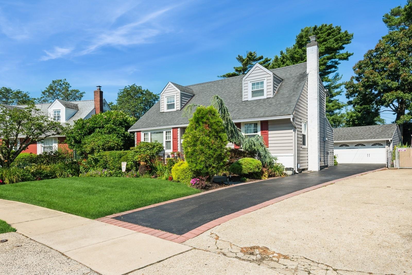 #1 photo, 814 Surrey Drive, 长岛 East Meadow , NY 11554