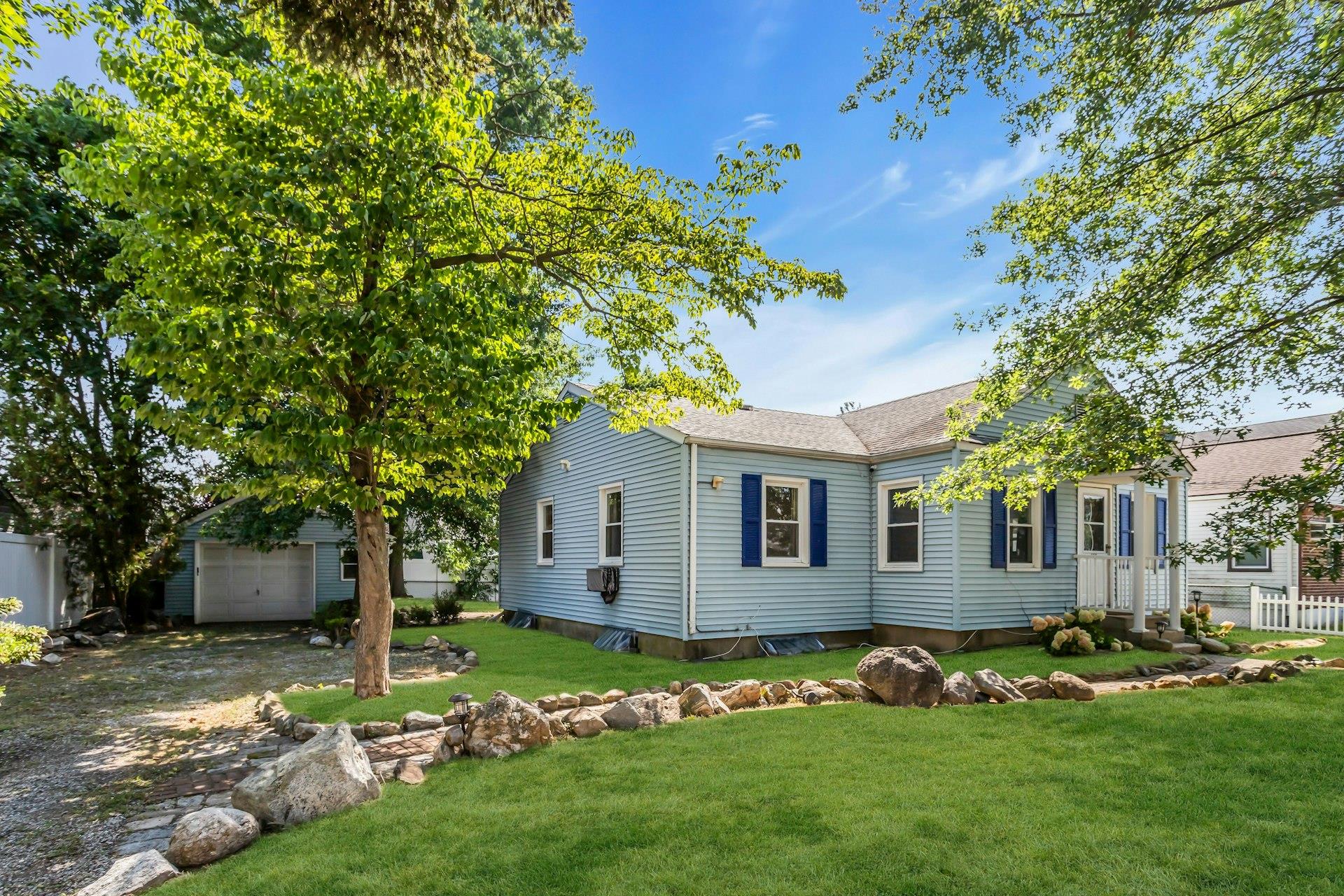 #2 photo, 132 Gordon Avenue, Westbury , NY 11590