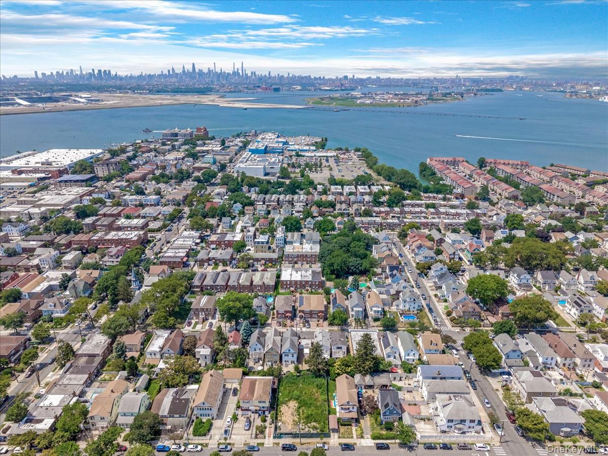 #8 photo, 12-22 120 Street, クイーンズ区 College Point , NY 11356