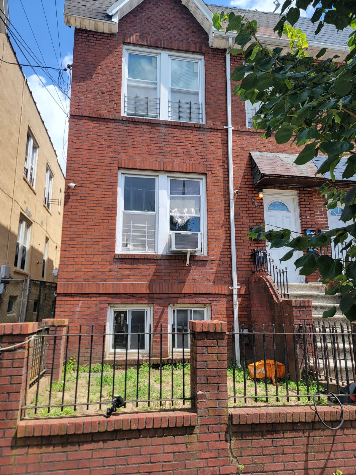 #1 photo, 941 E 214 St., Williamsbridge , NY 10469