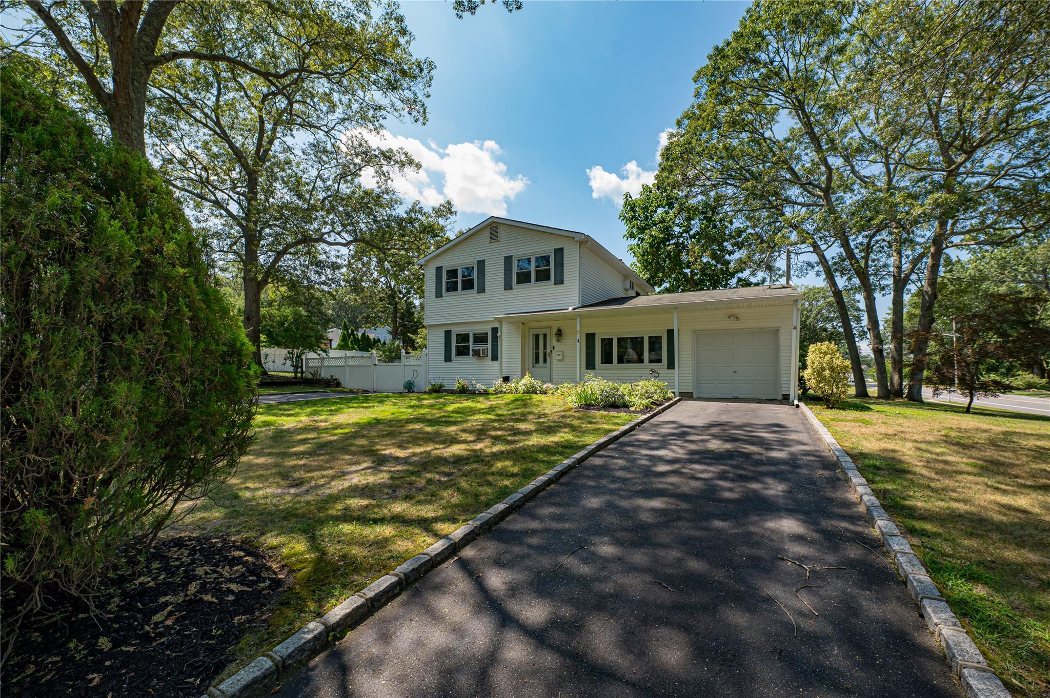 #1 photo, 1 Eileen Court, 東長島 科勒姆 Coram , NY 11727