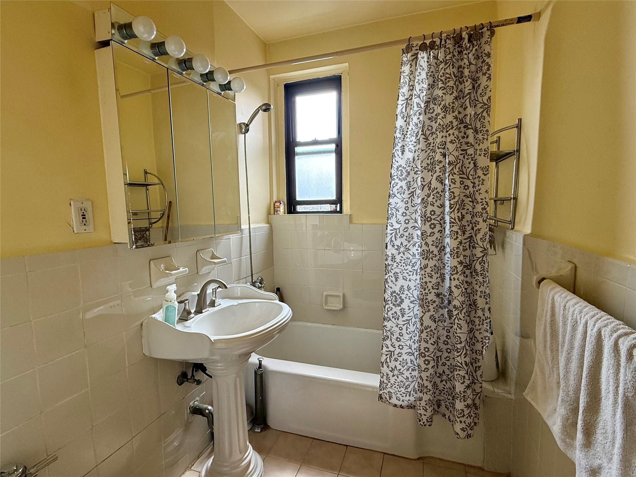 #8 photo, 6433 99th Street, クイーンズ区 Rego Park , NY 11374