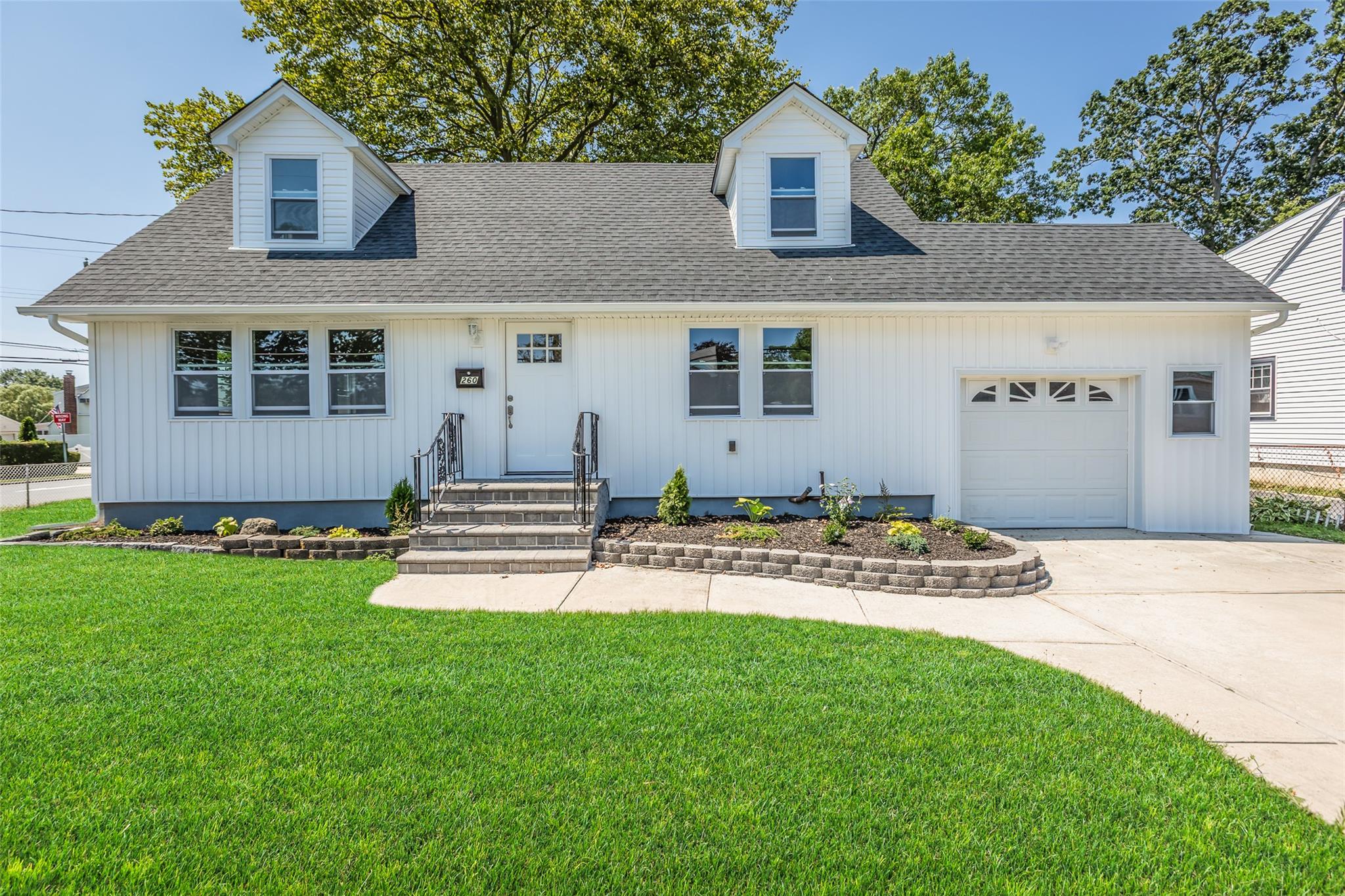 #1 photo, 260 S Broome Avenue, سوفولك Lindenhurst , NY 11757