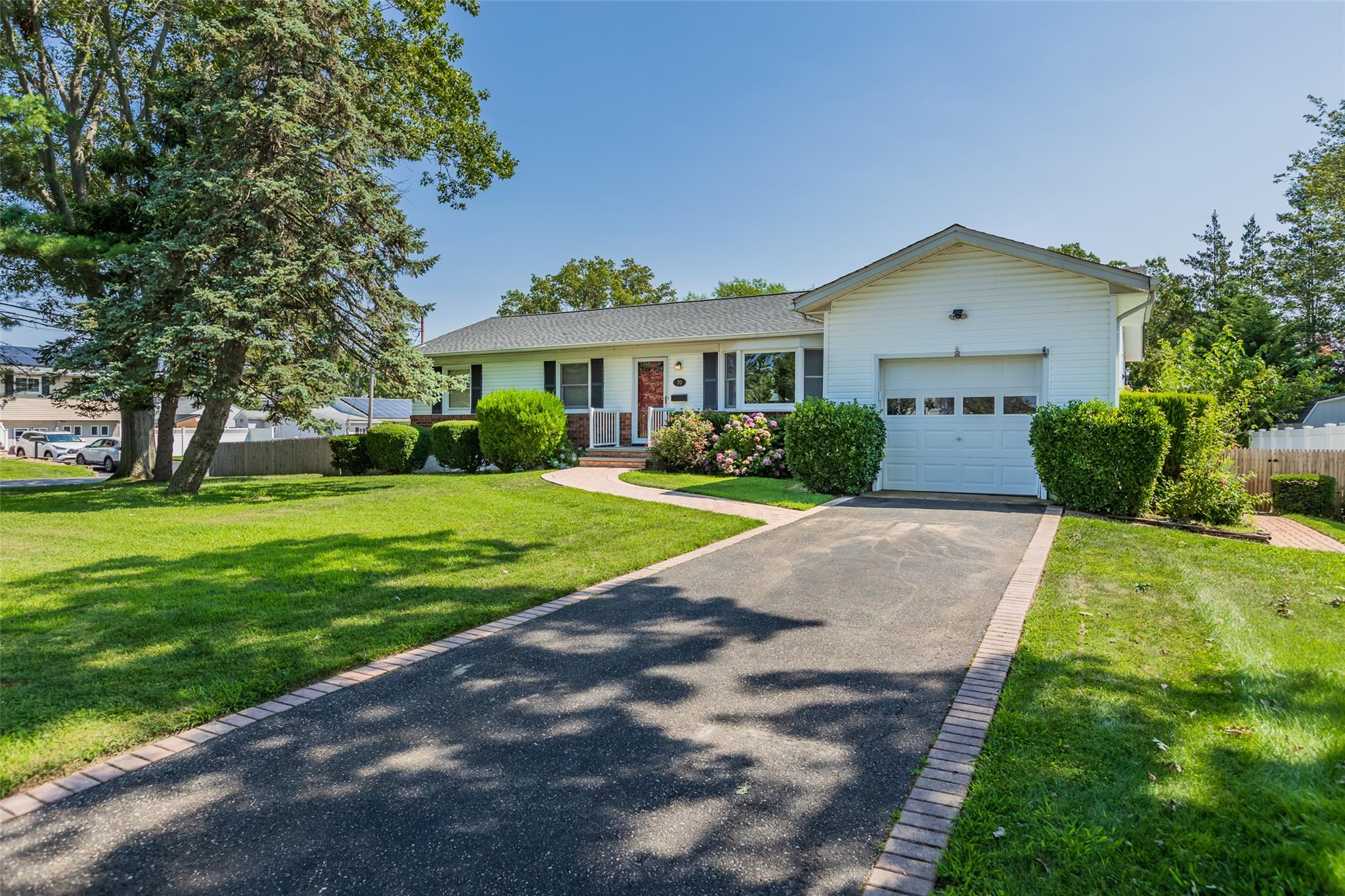 #1 photo, 70 11th Avenue, सफ़ोक काउंटी West Babylon , NY 11704