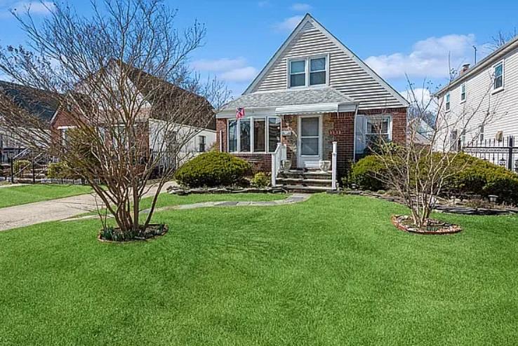 #1 photo, 82-18 265th St, कुईंस Floral Park , NY 11004