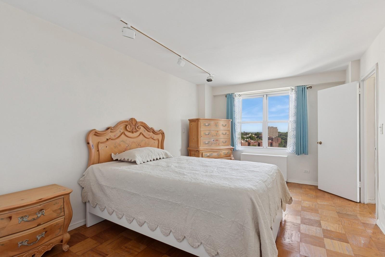 #10 photo, 11011 Queens Boulevard, 皇后区 森林小丘 Forest Hills , NY 11375