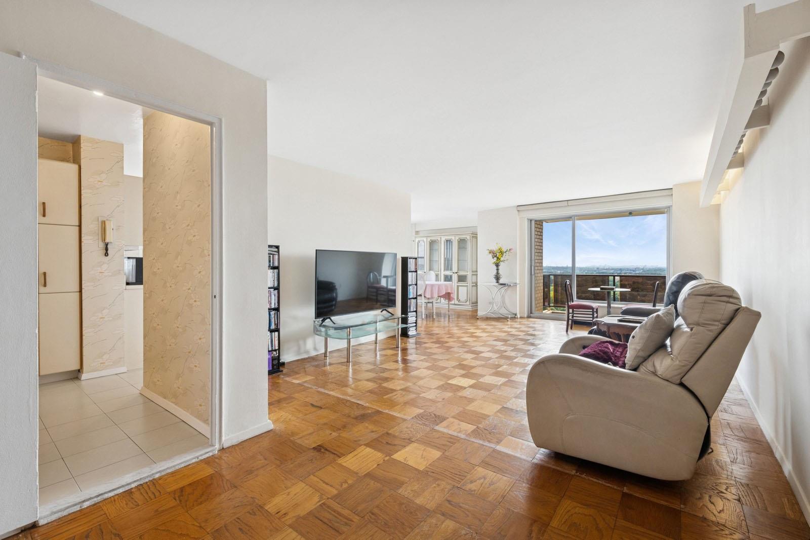 #2 photo, 11011 Queens Boulevard, 皇后区 森林小丘 Forest Hills , NY 11375