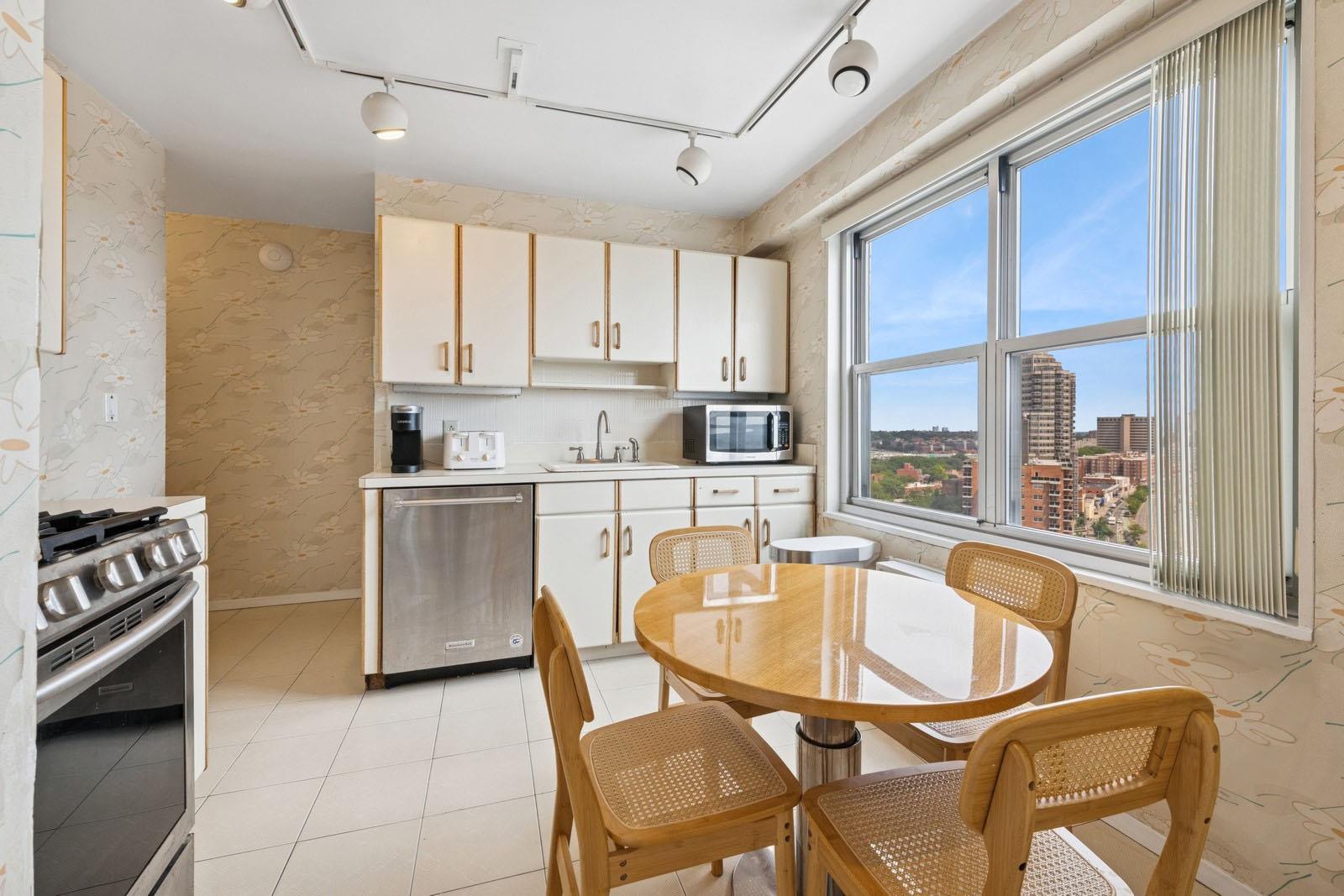 #5 photo, 11011 Queens Boulevard, 皇后区 森林小丘 Forest Hills , NY 11375