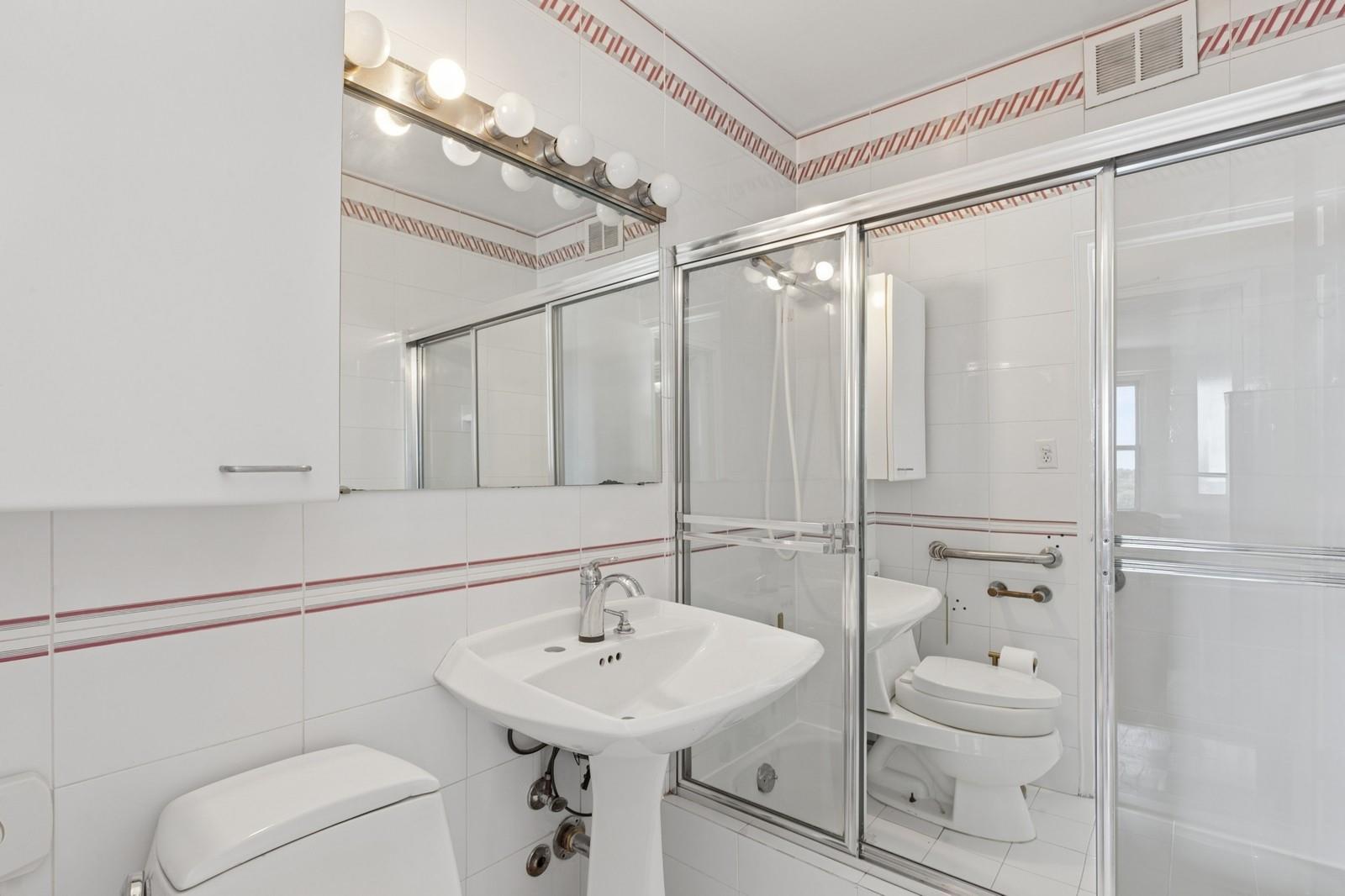 #9 photo, 11011 Queens Boulevard, 皇后区 森林小丘 Forest Hills , NY 11375