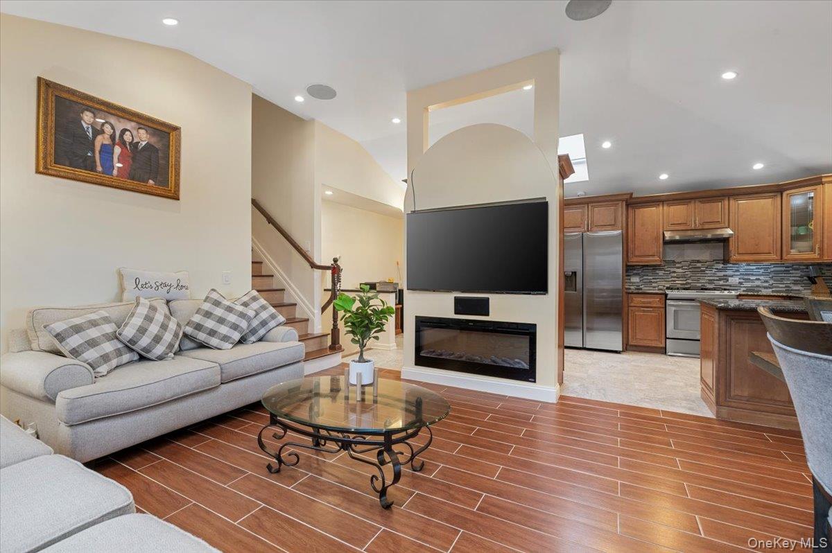 #10 photo, 73 E Beach Promenade, Lindenhurst , NY 11757