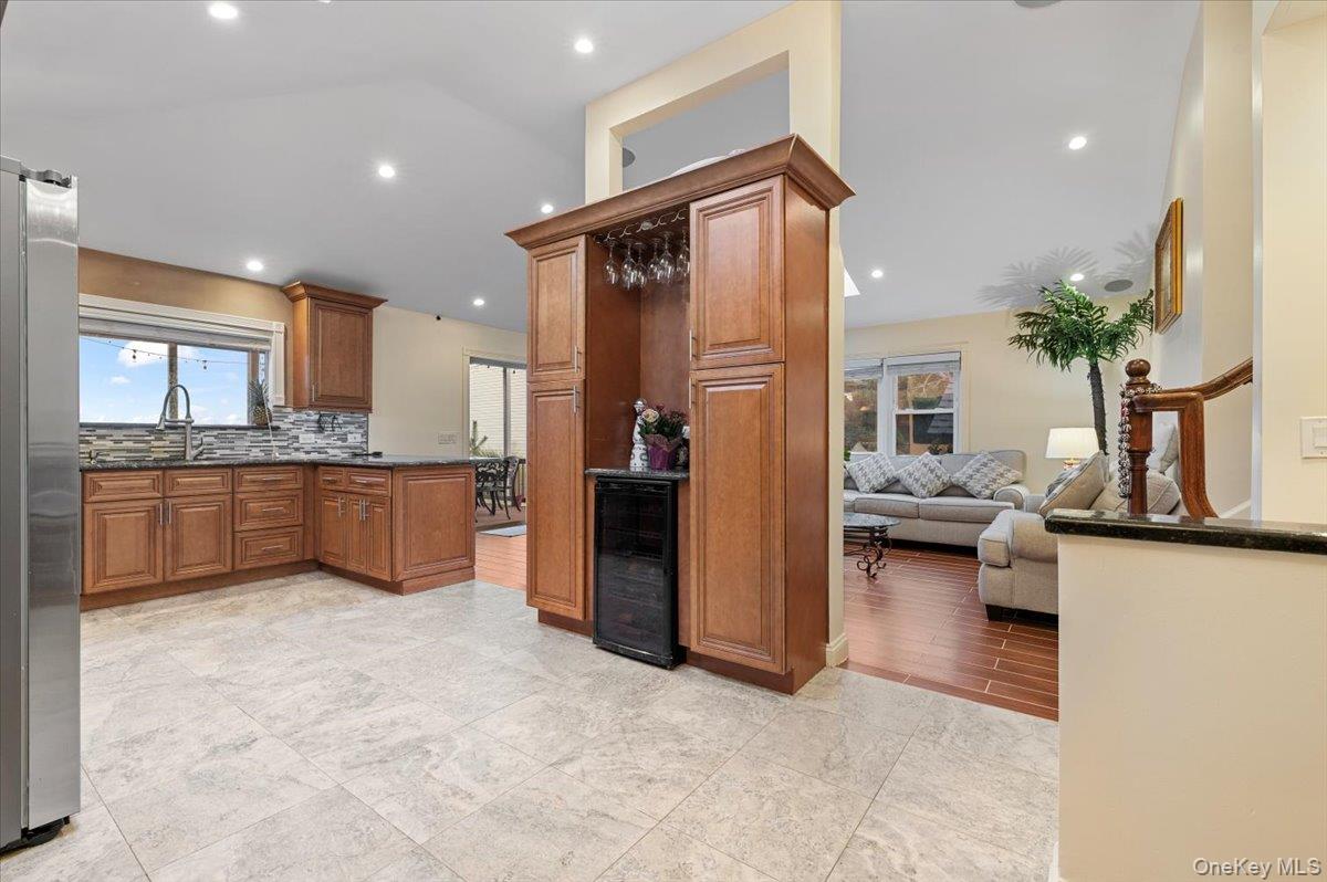 #5 photo, 73 E Beach Promenade, Lindenhurst , NY 11757