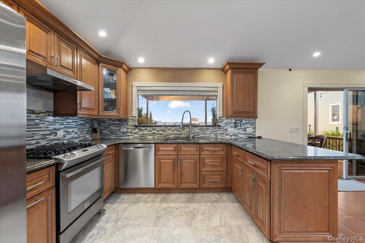 #6 photo, 73 E Beach Promenade, Lindenhurst , NY 11757