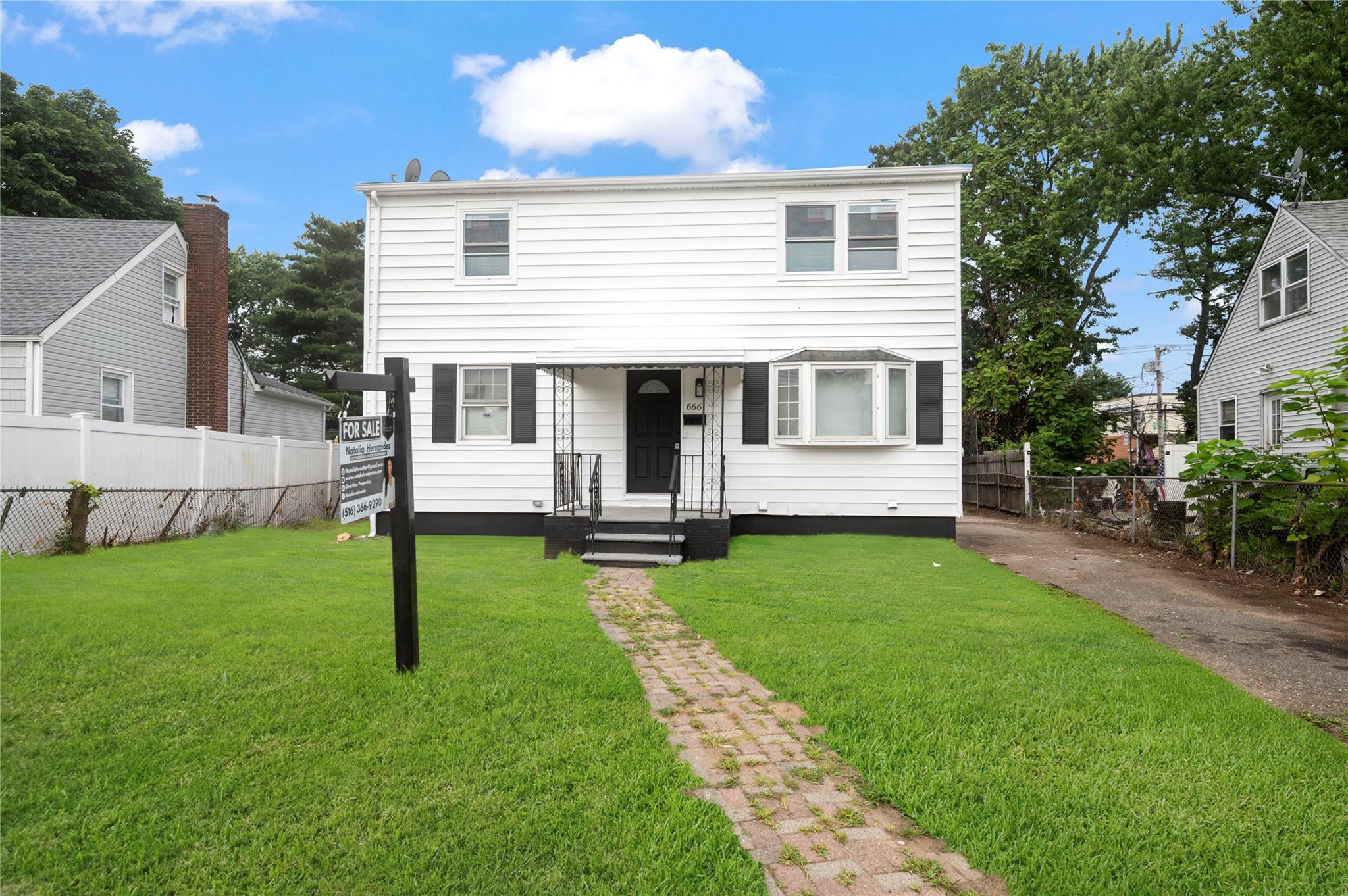 #1 photo, 666 Lowell Road, नासाउ काउंटी Uniondale , NY 11553