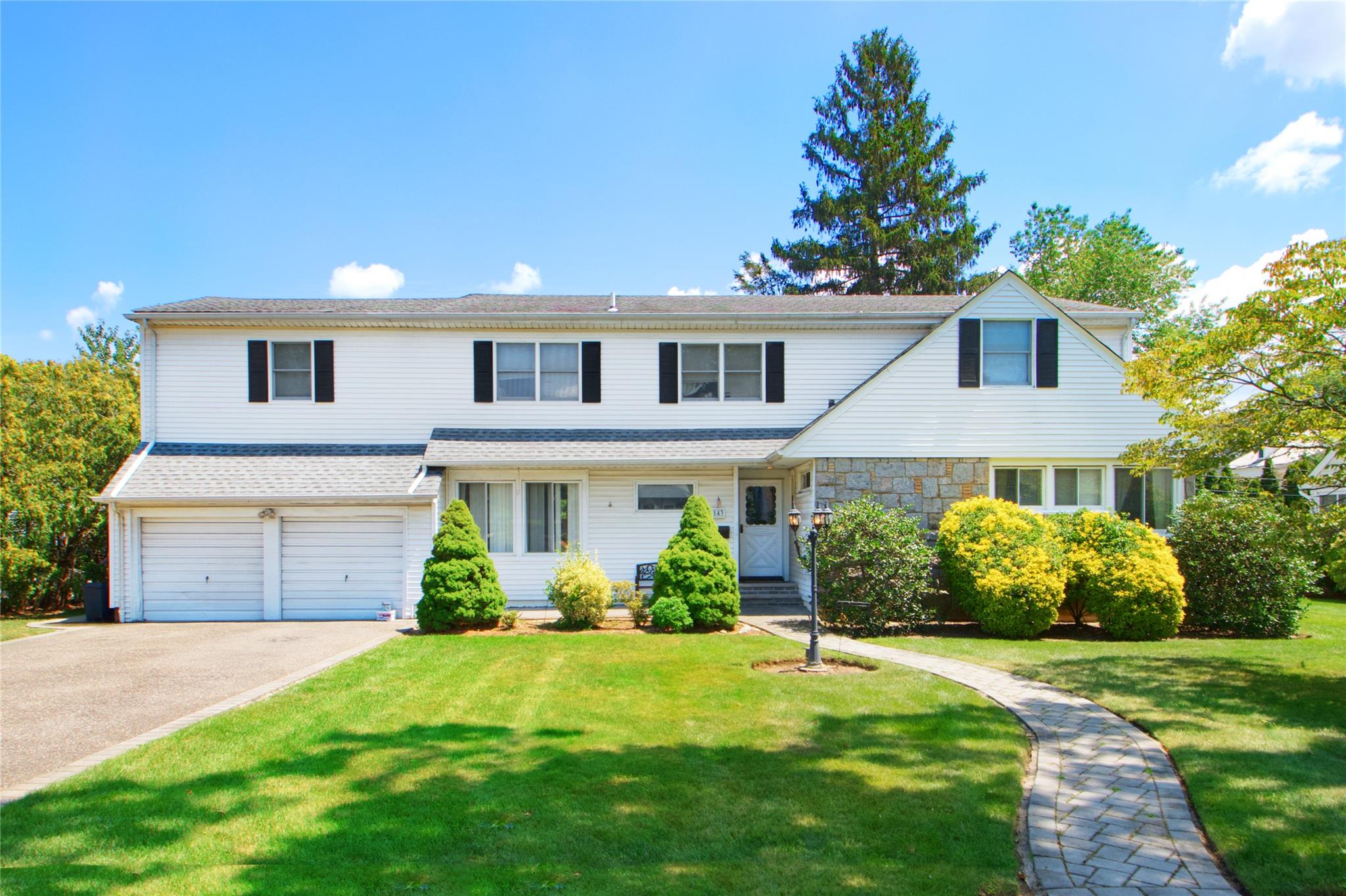 #1 photo, 143 Tanners Pond Road, गार्डन सिटी Garden City , NY 11530