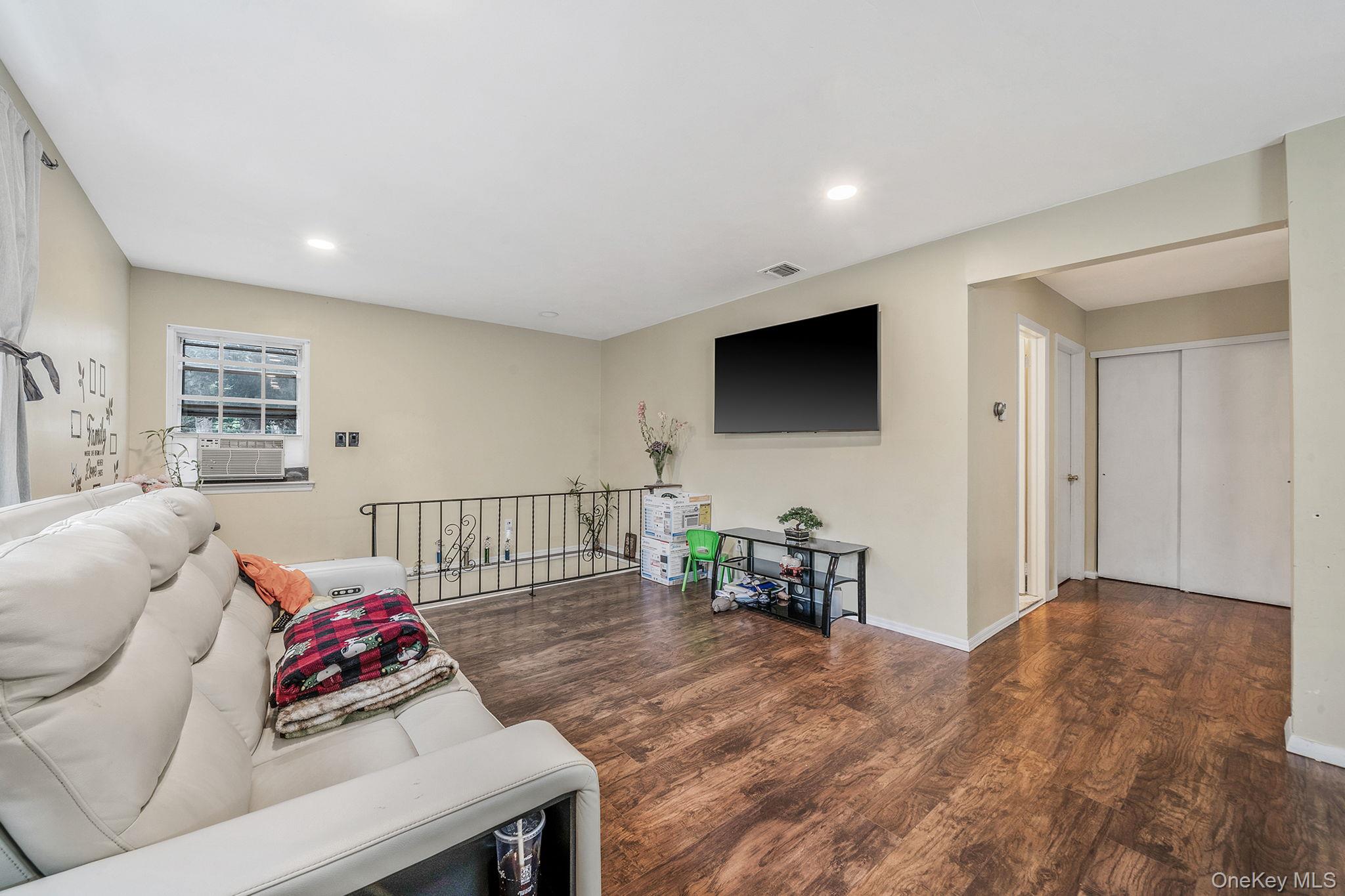 #14 photo, 260 Daly Road, Huntington , NY 11731