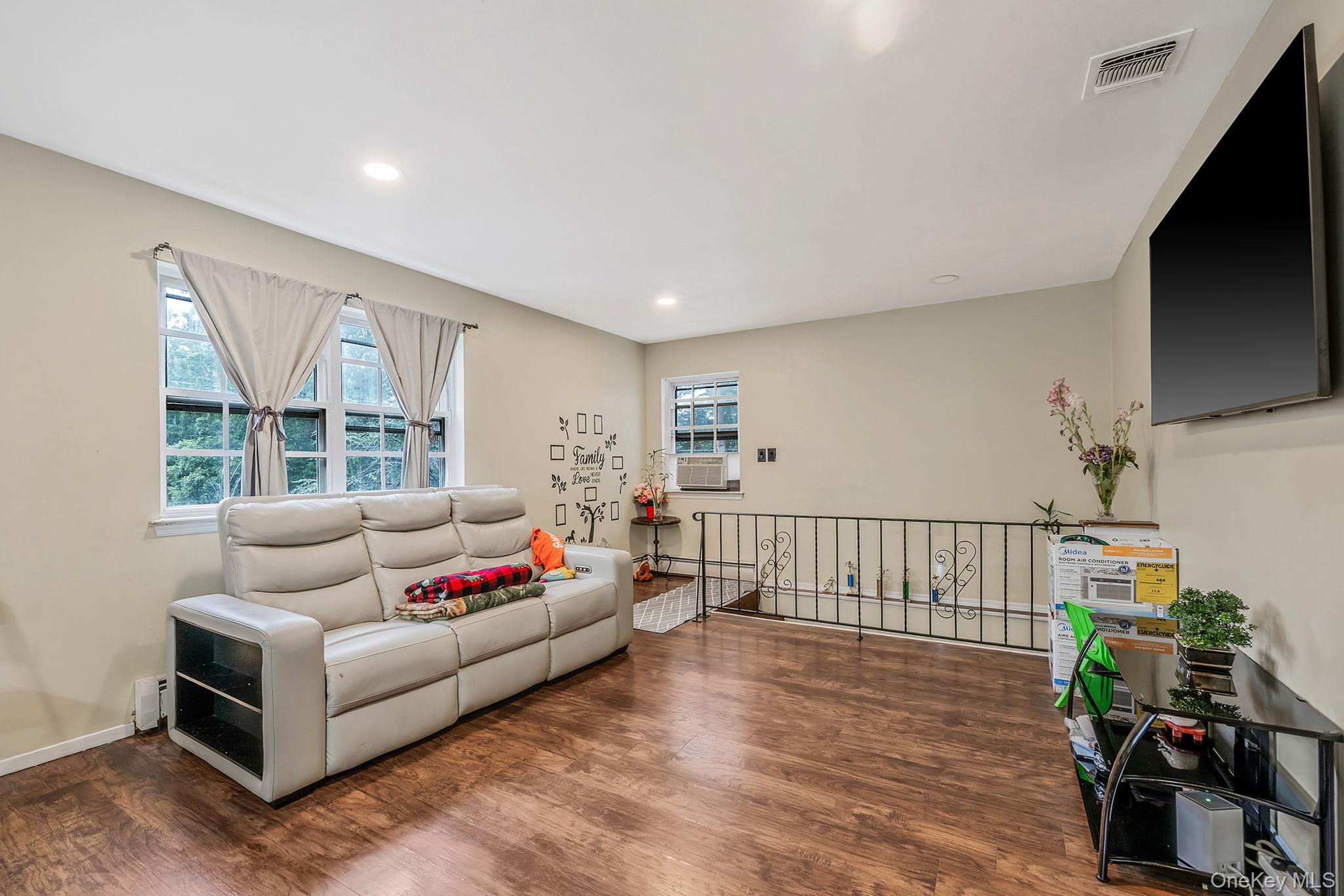 #7 photo, 260 Daly Road, Huntington , NY 11731