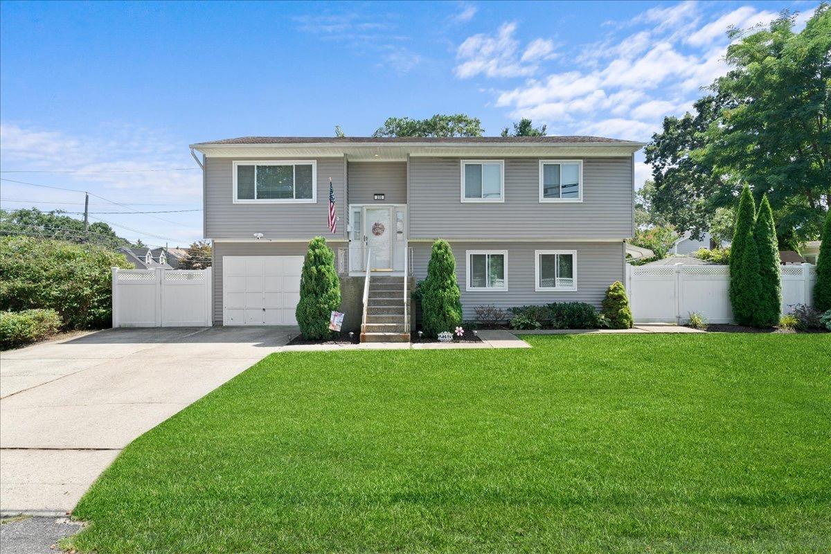 #1 photo, 235 McCall Avenue, サフォーク郡 West Islip , NY 11795