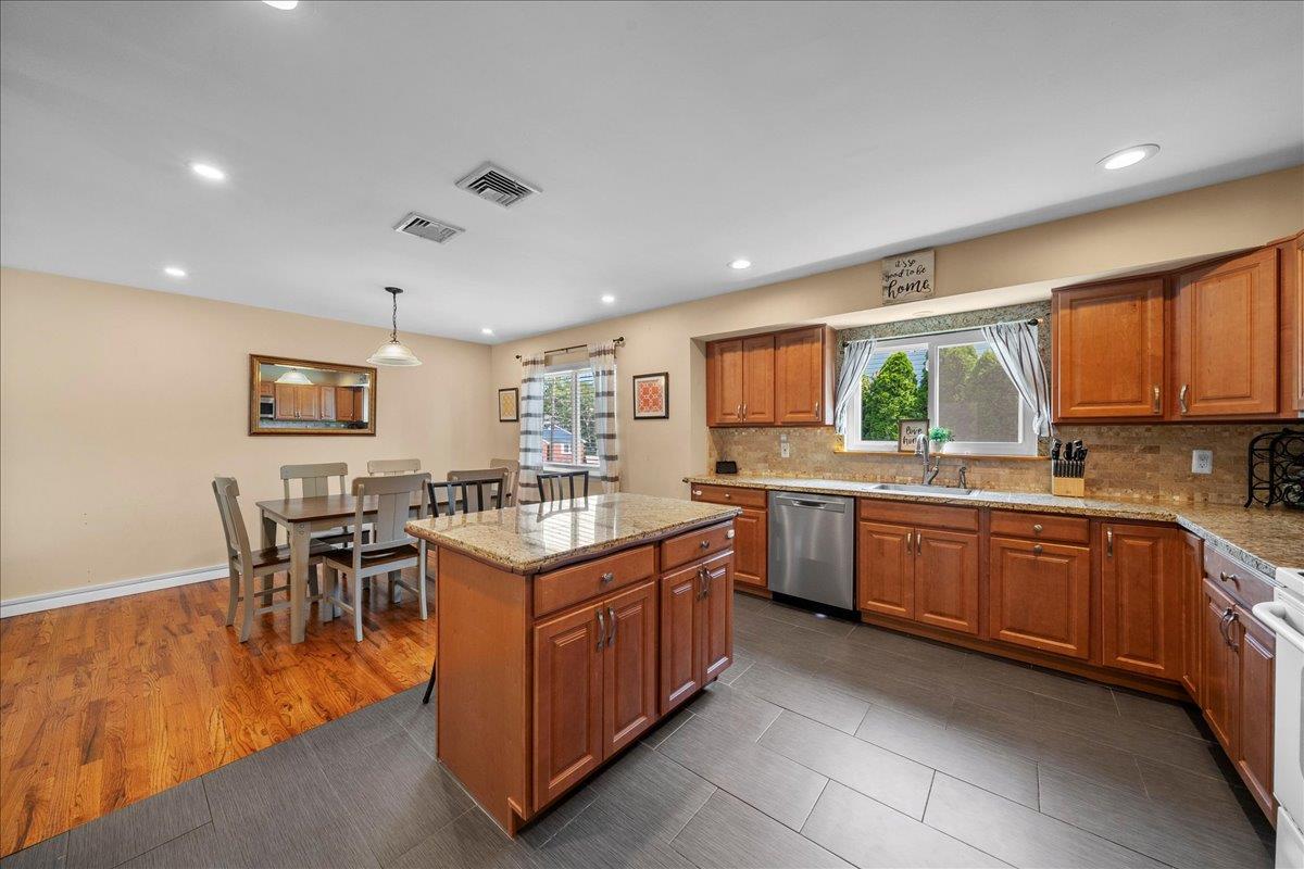 #7 photo, 235 McCall Avenue, サフォーク郡 West Islip , NY 11795