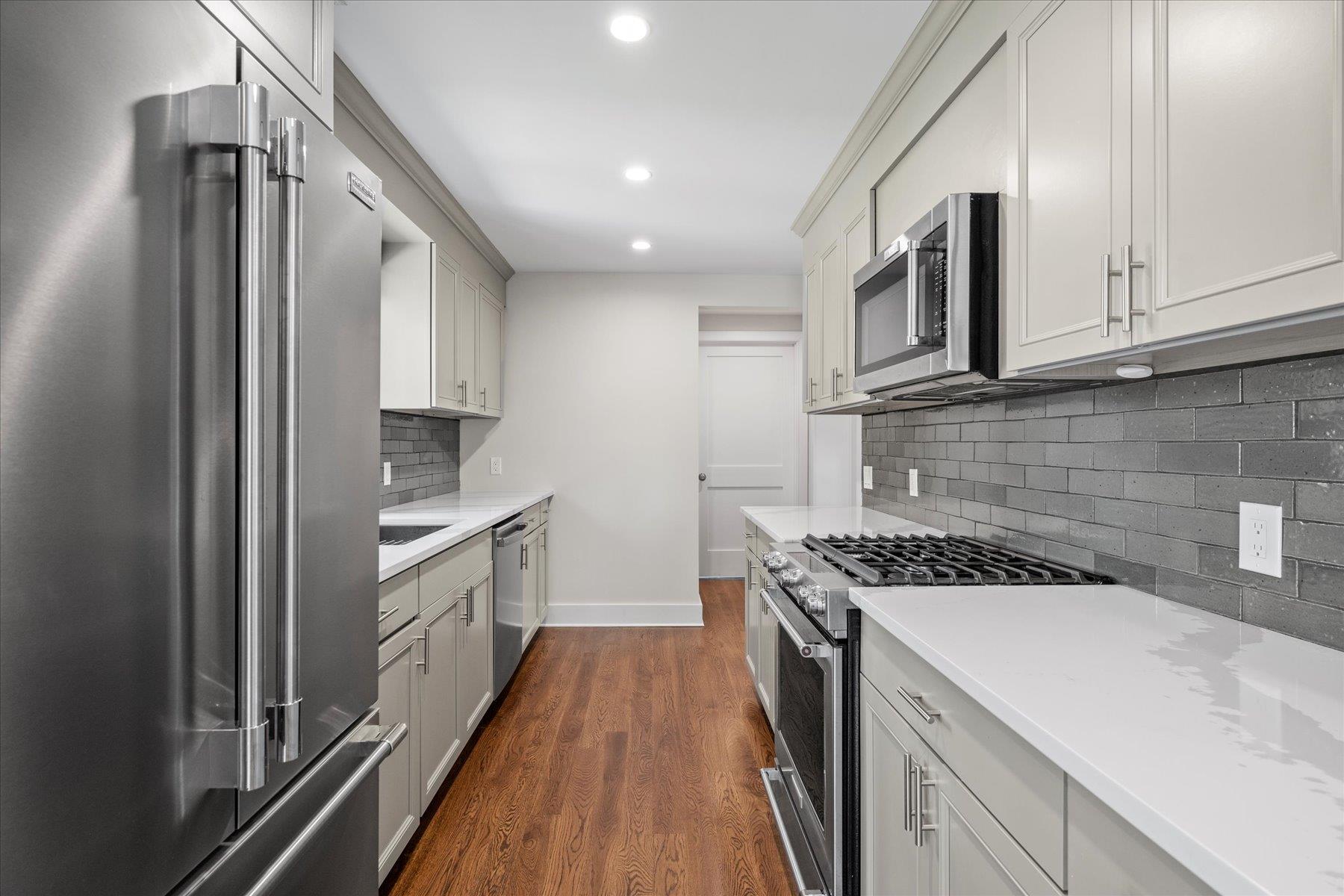 #13 photo, 647 Montauk Highway, サフォーク郡 East Quogue , NY 11942