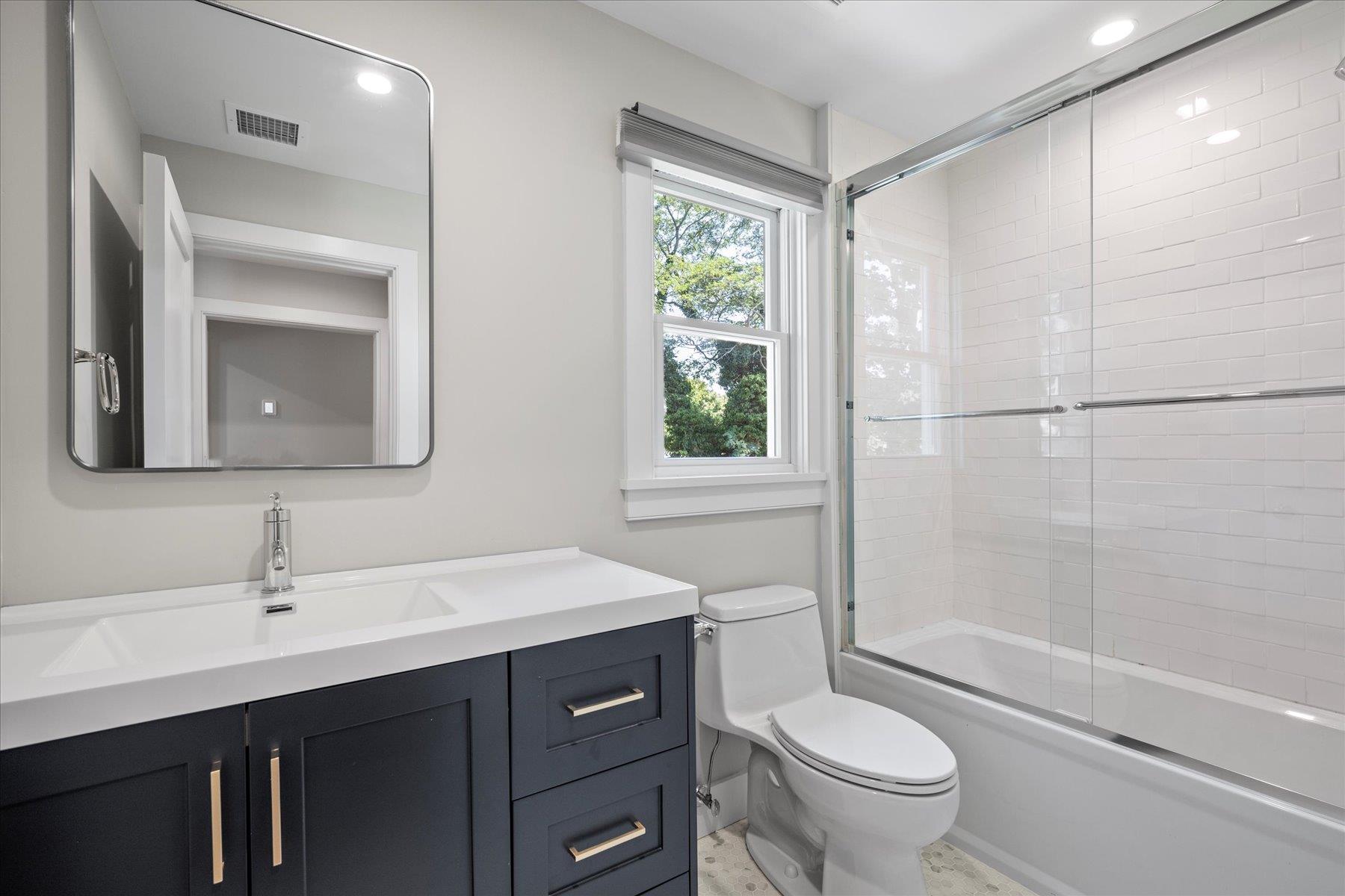 #18 photo, 647 Montauk Highway, サフォーク郡 East Quogue , NY 11942