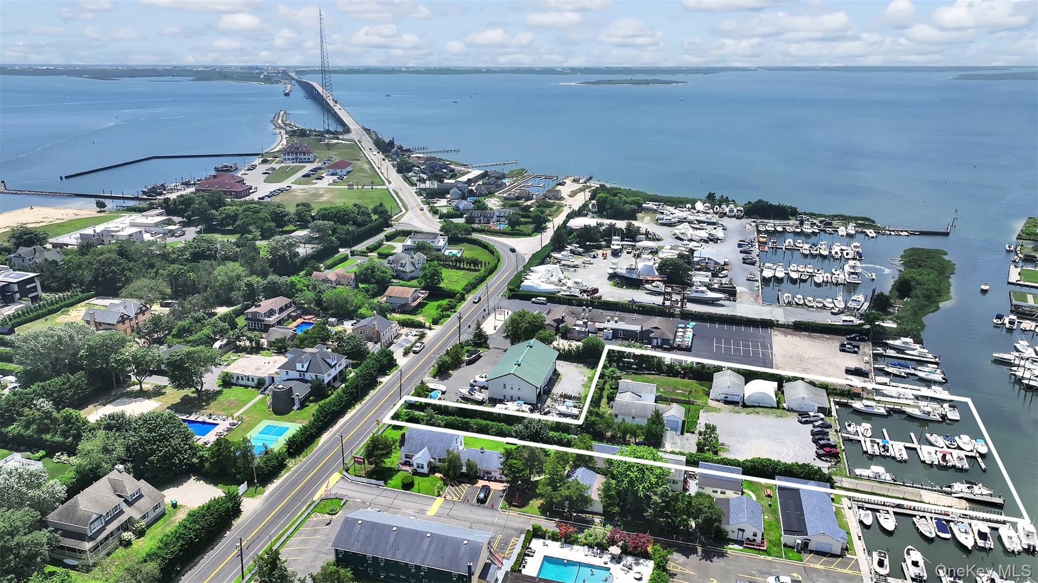 #1 photo, 74 Foster Avenue, サフォーク郡 Hampton Bays , NY 11946