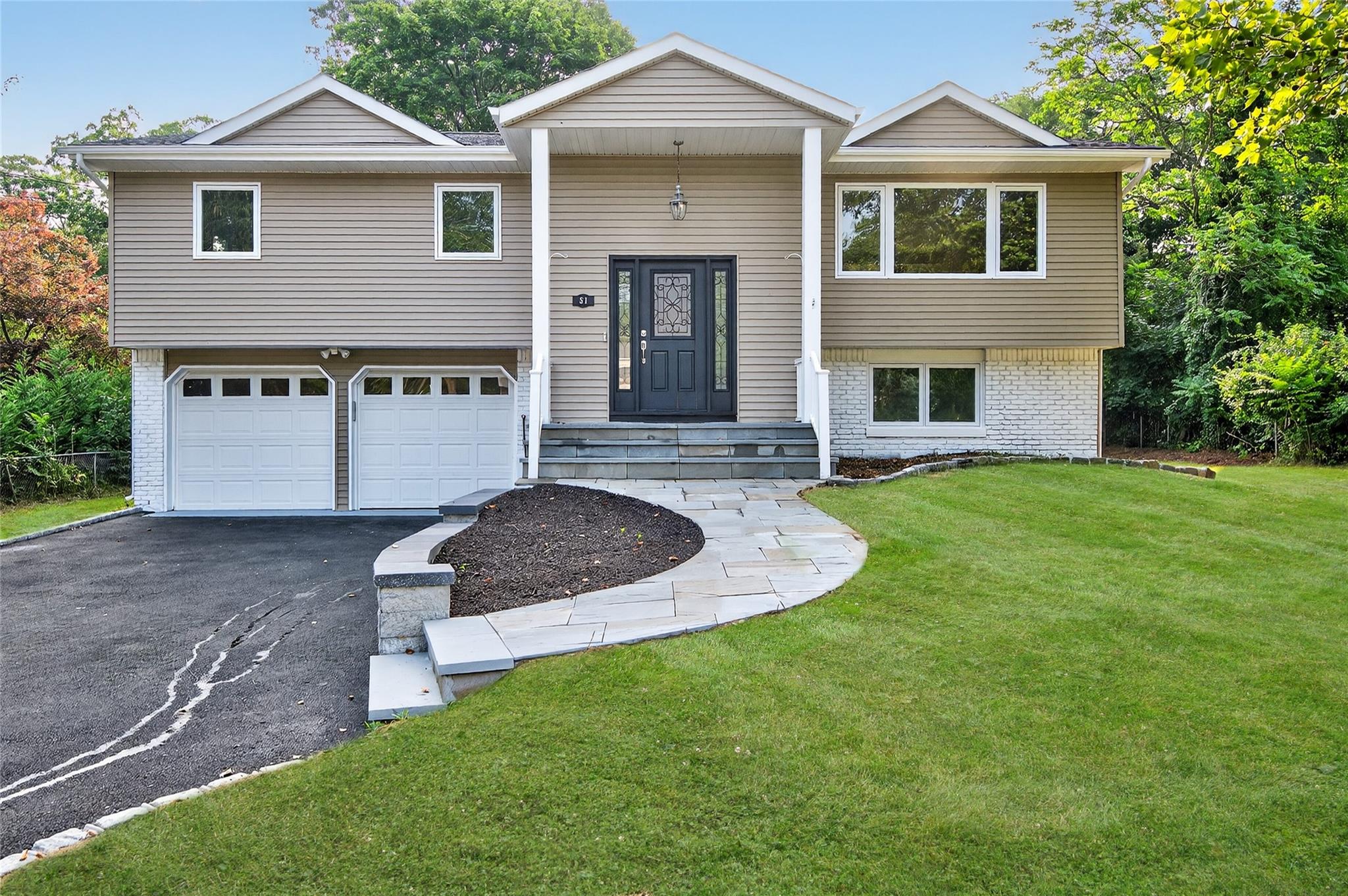 #1 photo, 51 Village Lane, सफ़ोक काउंटी Hauppauge , NY 11788