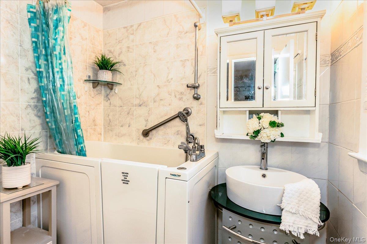 #10 photo, 66 Rosalie Court, ナッソー郡 East Meadow , NY 11554