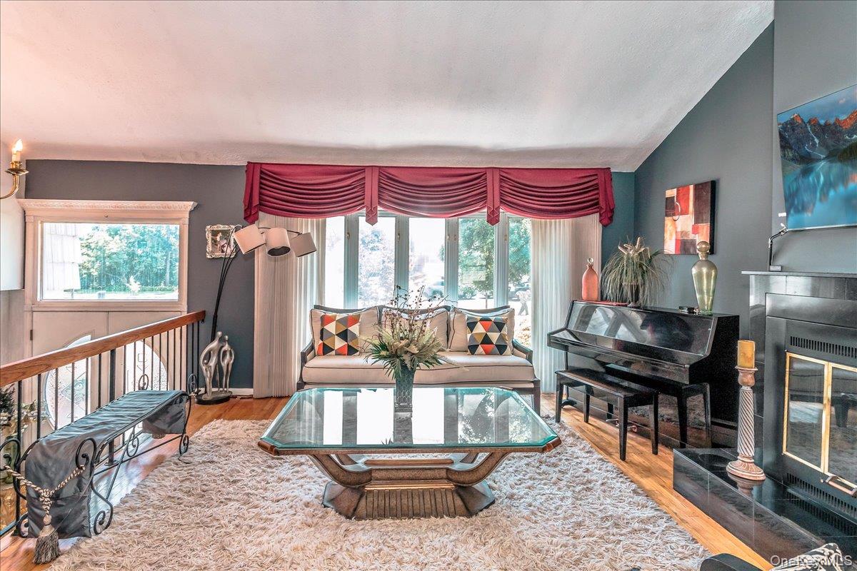 #2 photo, 66 Rosalie Court, ナッソー郡 East Meadow , NY 11554