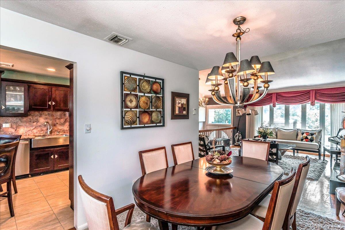 #4 photo, 66 Rosalie Court, ナッソー郡 East Meadow , NY 11554