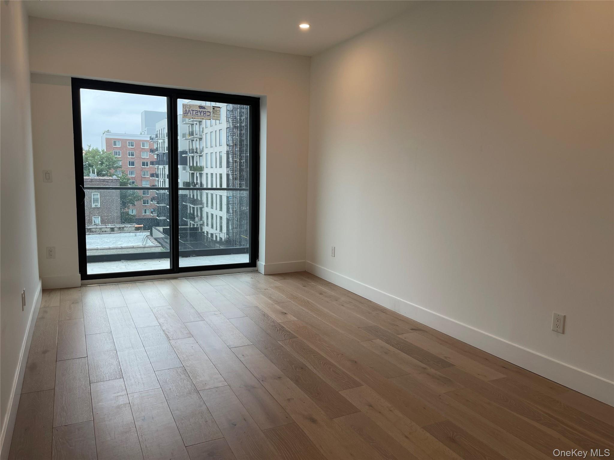 #7 photo, 5216 Roosevelt Ave, クイーンズ区 Woodside , NY 11377