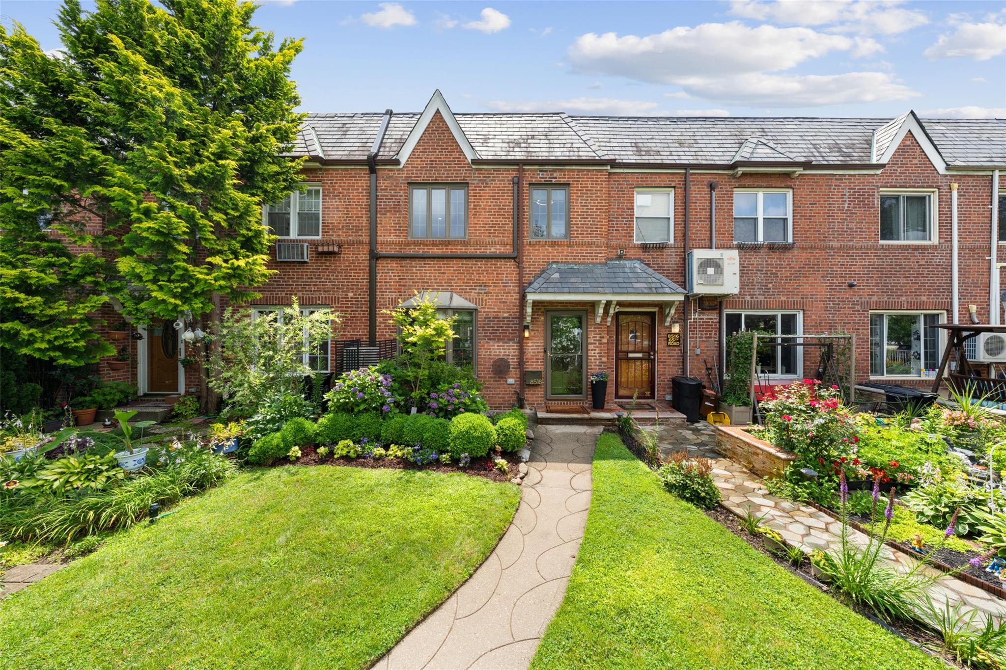 #1 photo, 8518 65th Road, कुईंस Rego Park , NY 11374