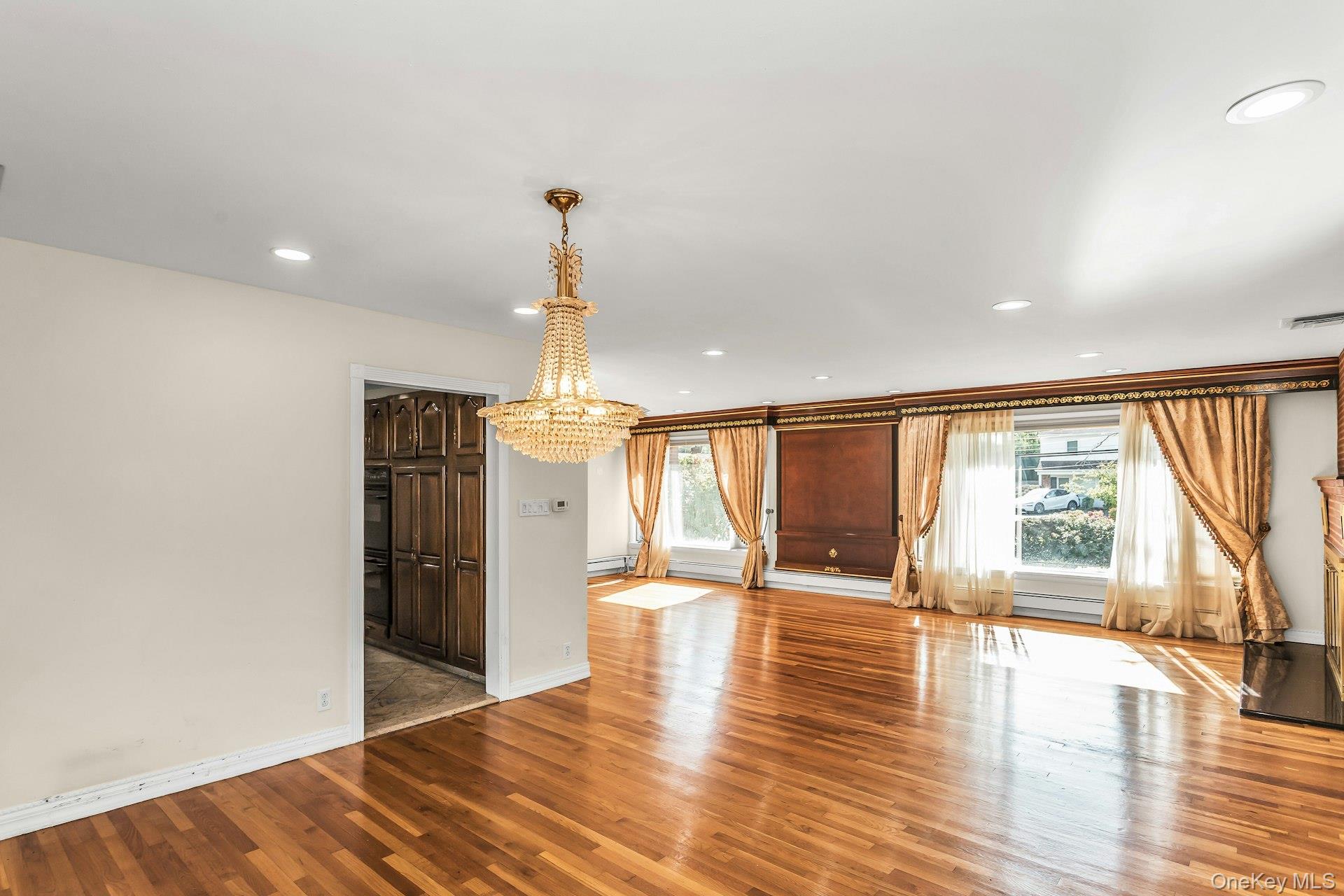 #11 photo, 260 Oakridge Lane, Albertson , NY 11507