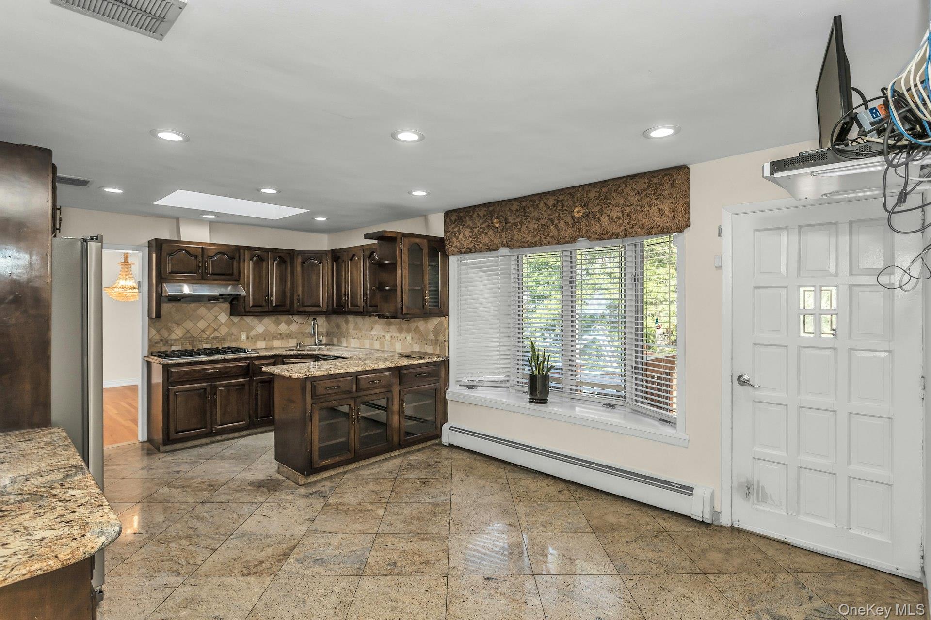 #13 photo, 260 Oakridge Lane, Albertson , NY 11507