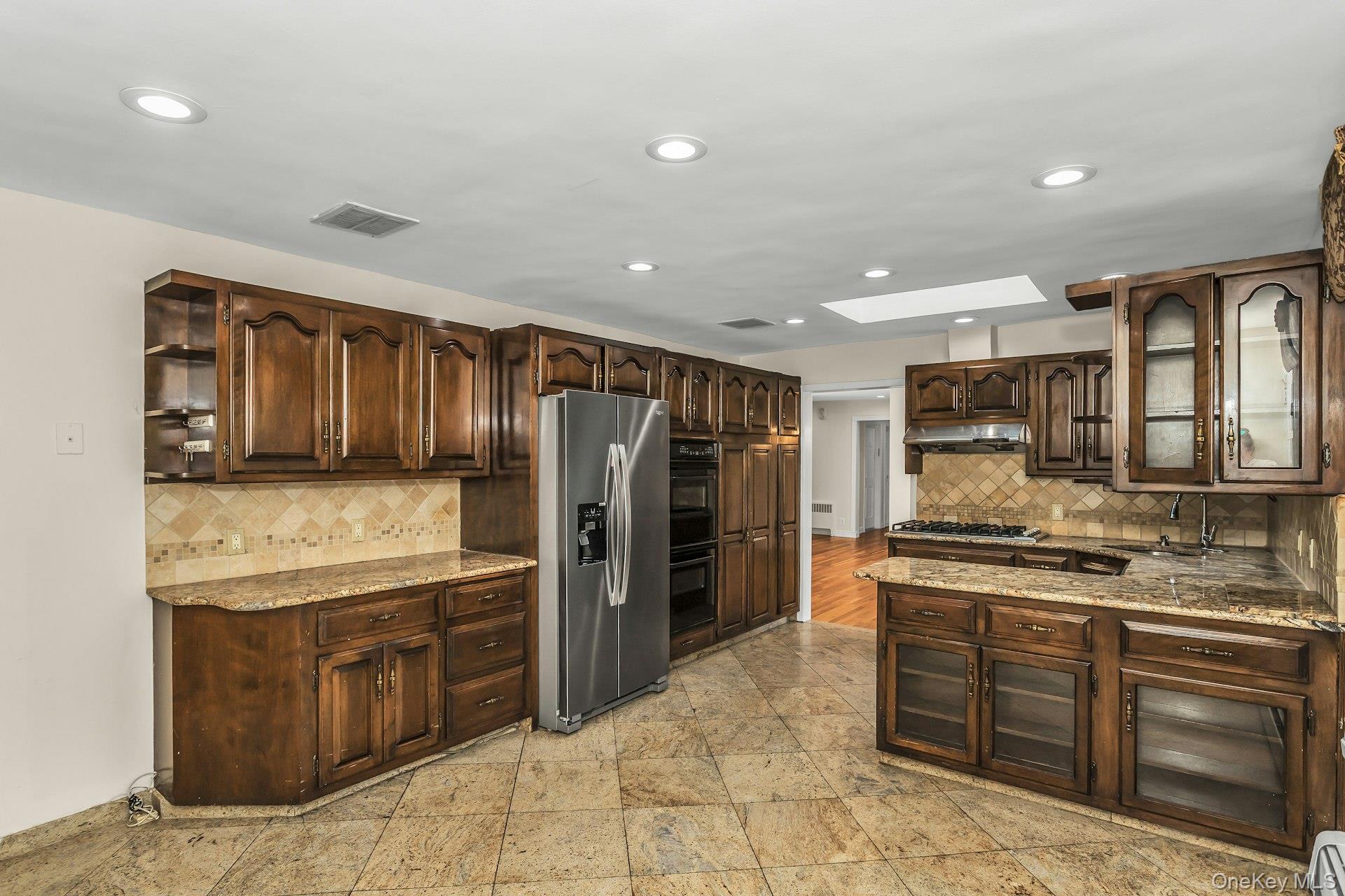 #14 photo, 260 Oakridge Lane, Albertson , NY 11507