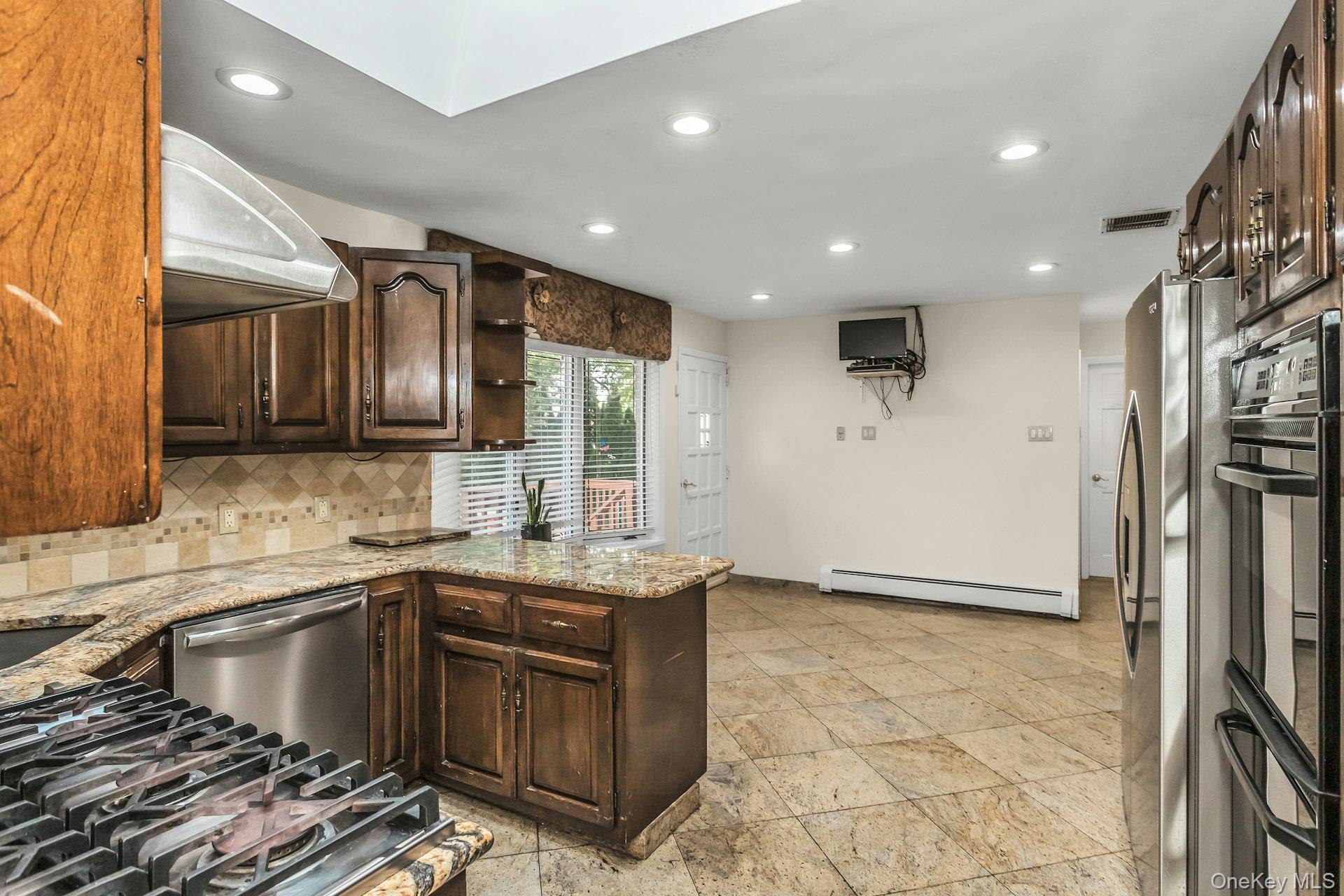 #16 photo, 260 Oakridge Lane, Albertson , NY 11507