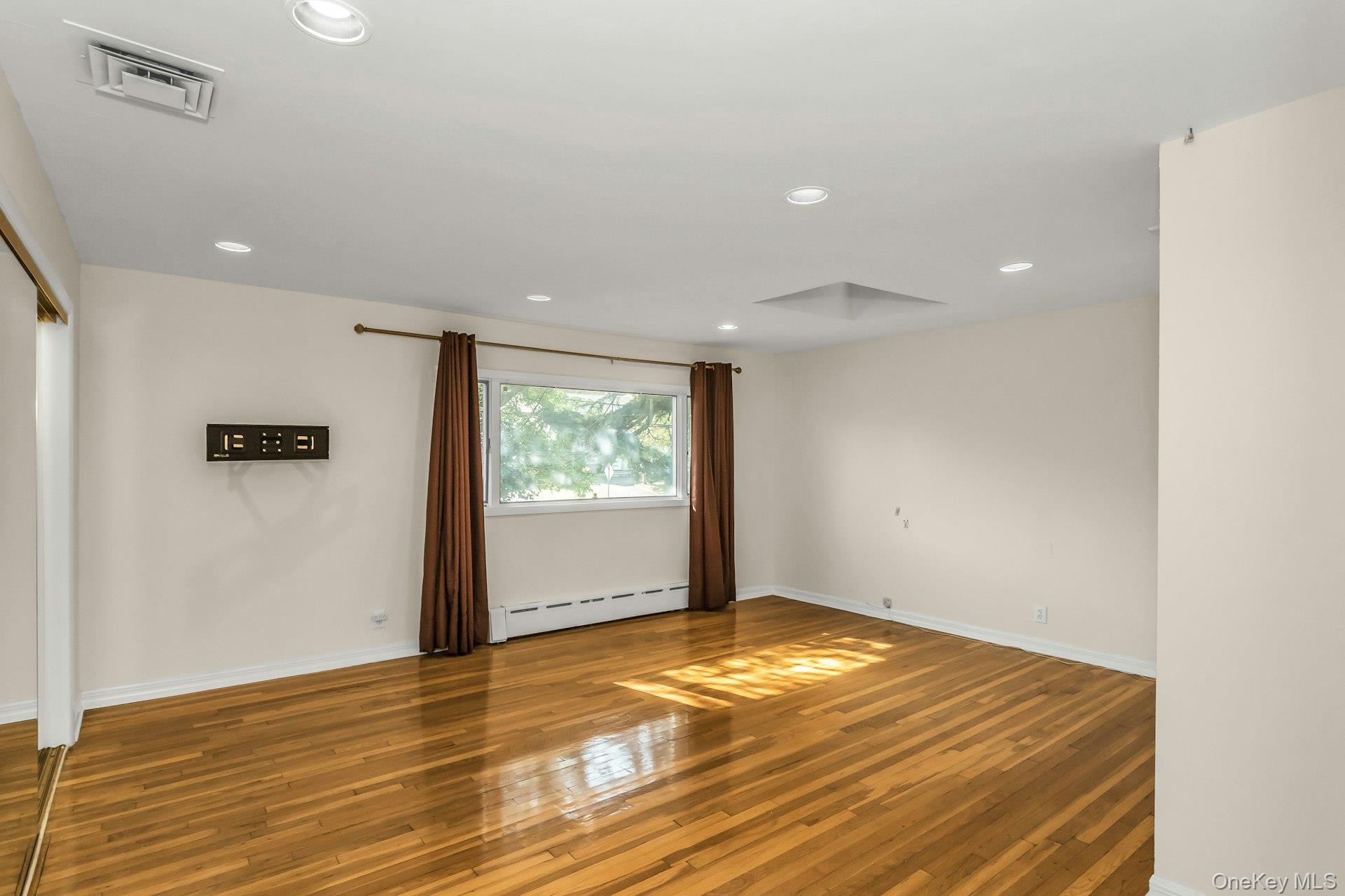 #18 photo, 260 Oakridge Lane, Albertson , NY 11507