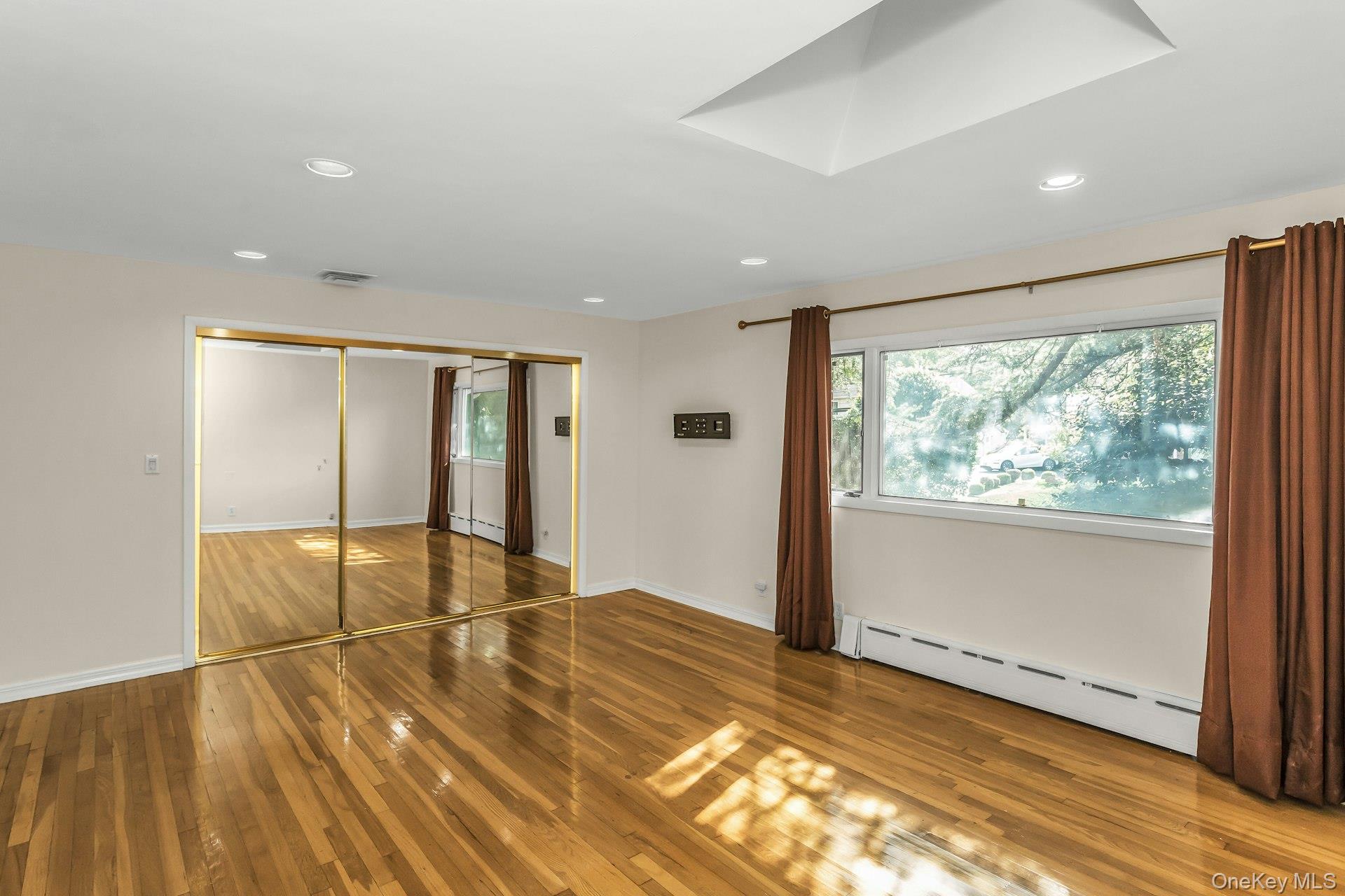 #19 photo, 260 Oakridge Lane, Albertson , NY 11507